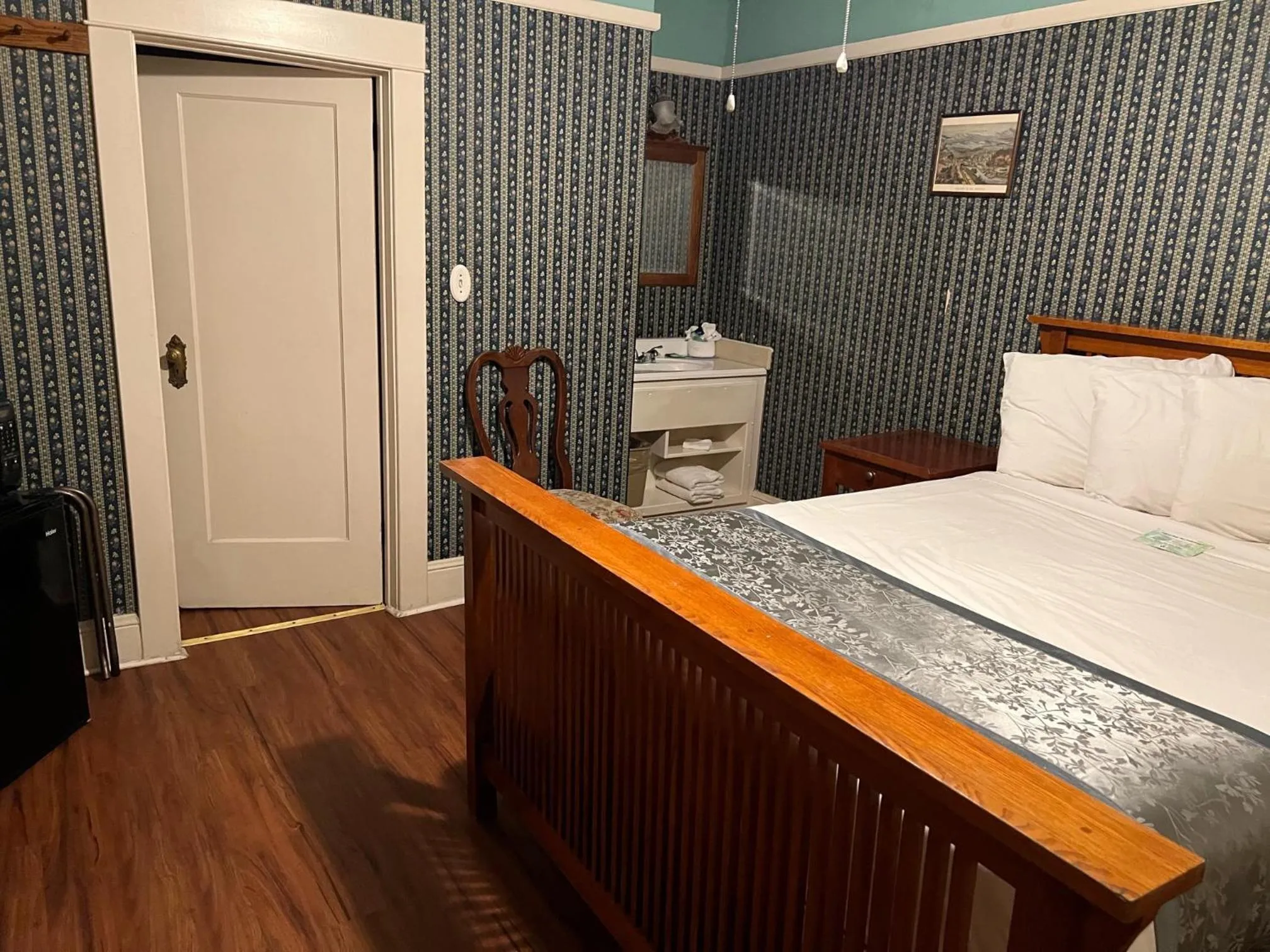 Bedroom in Americas Best Value Inn Royal Carriage