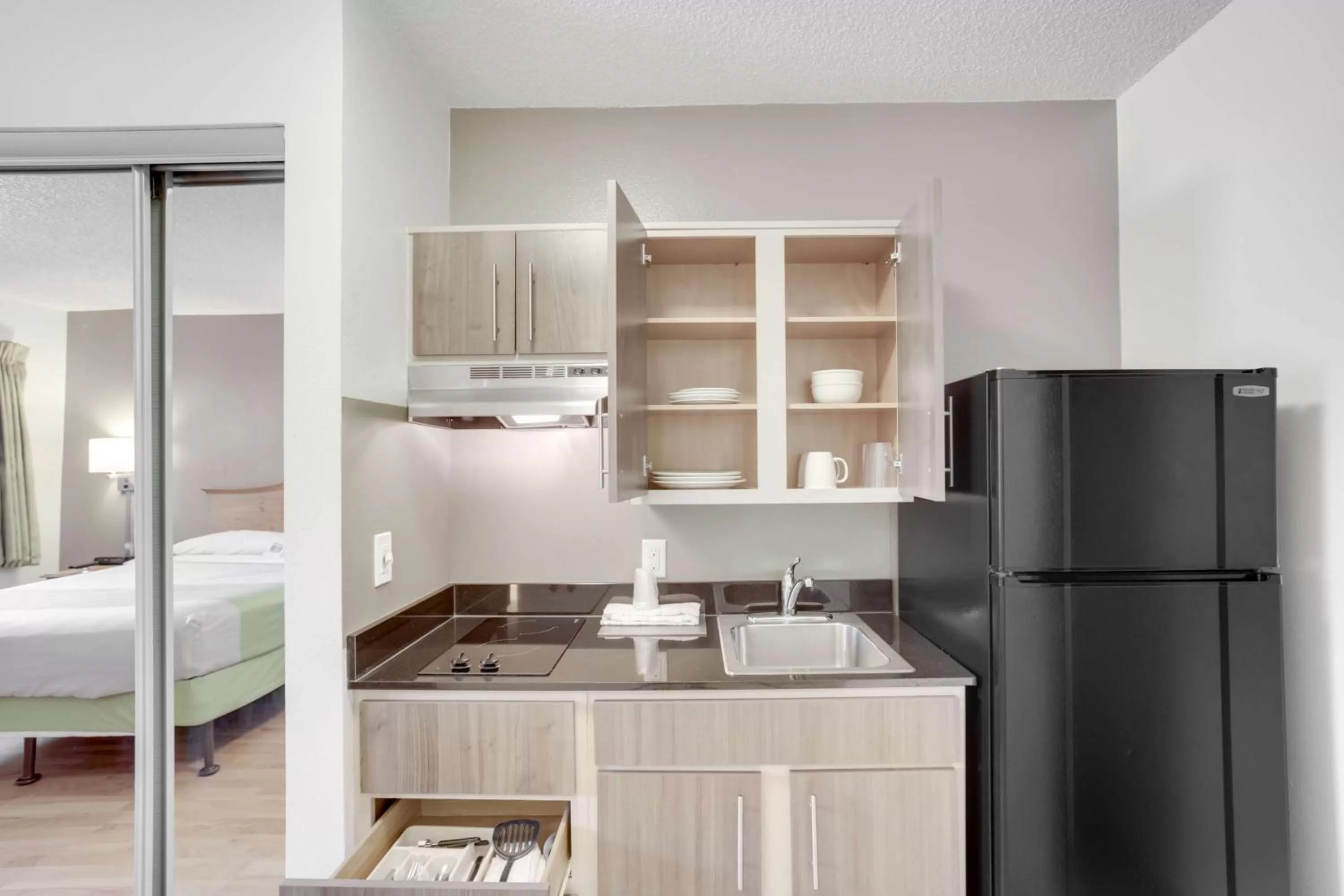 Kitchen or kitchenette, Bed in Studio 6-Stafford, TX - Houston - Sugarland
