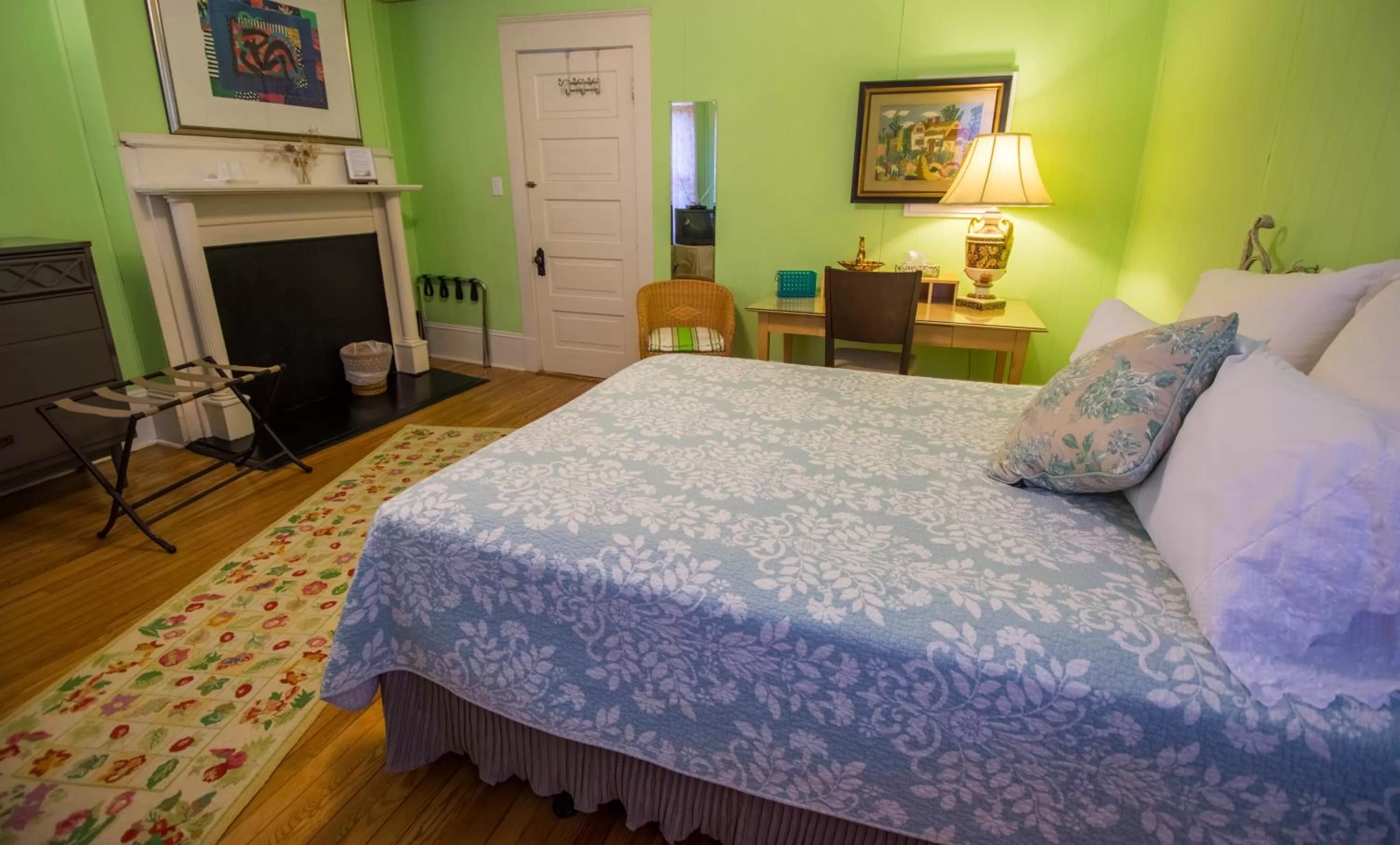 Bed in The Dailey Renewal Retreat B & B