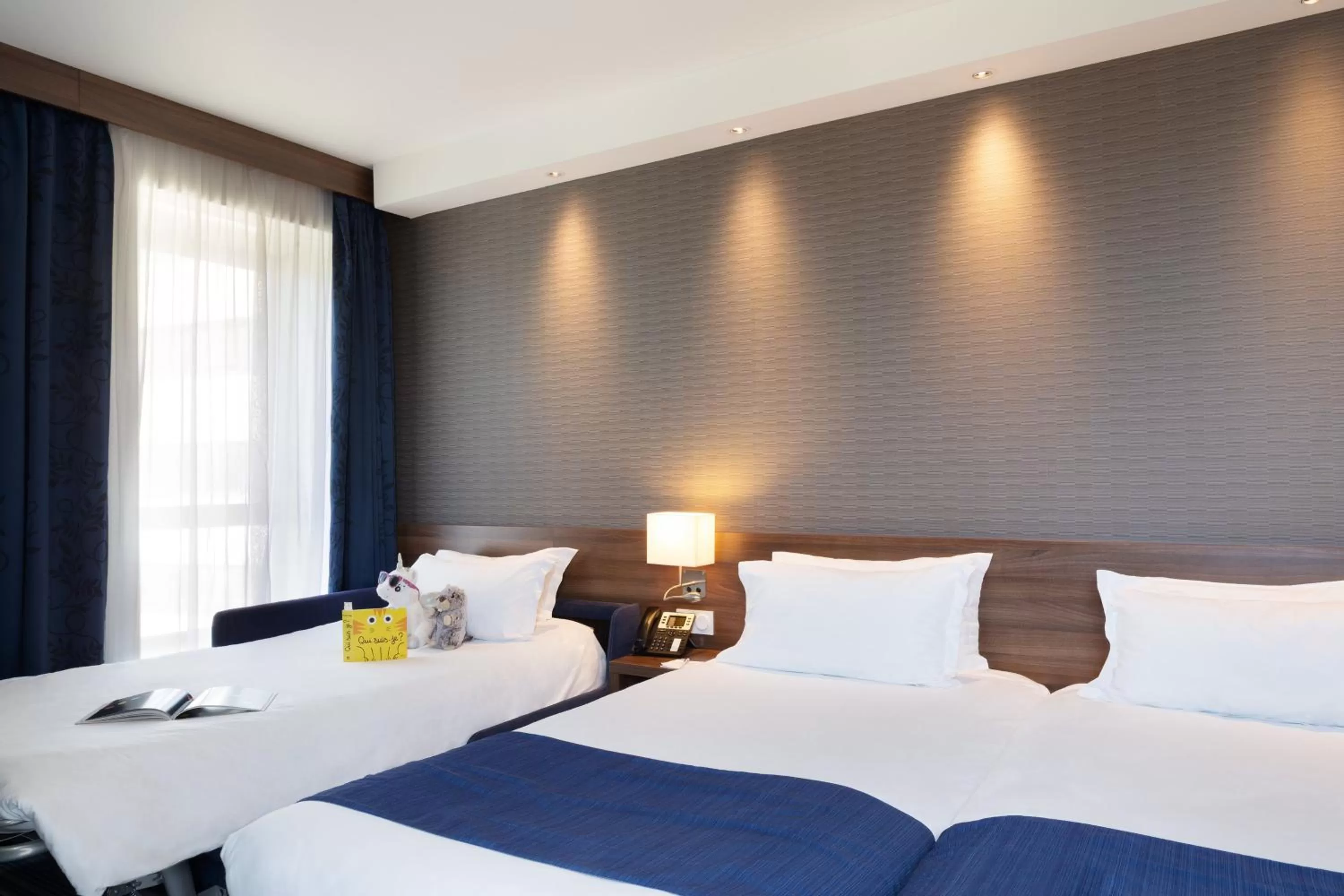 Photo of the whole room, Bed in Holiday Inn Express Toulon - Est by IHG
