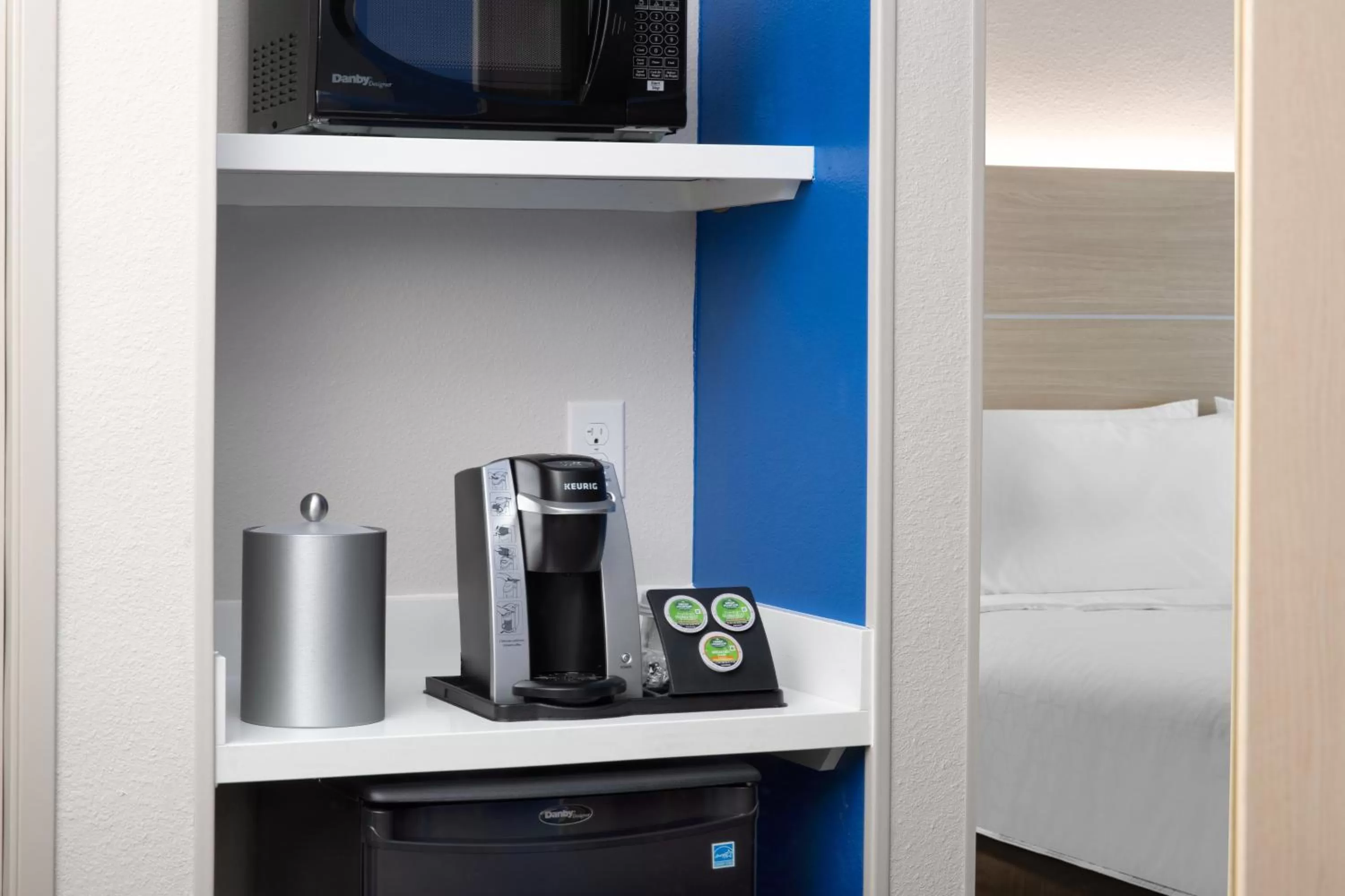 Photo of the whole room in Holiday Inn Express & Suites Ft Myers Beach-Sanibel Gateway by IHG