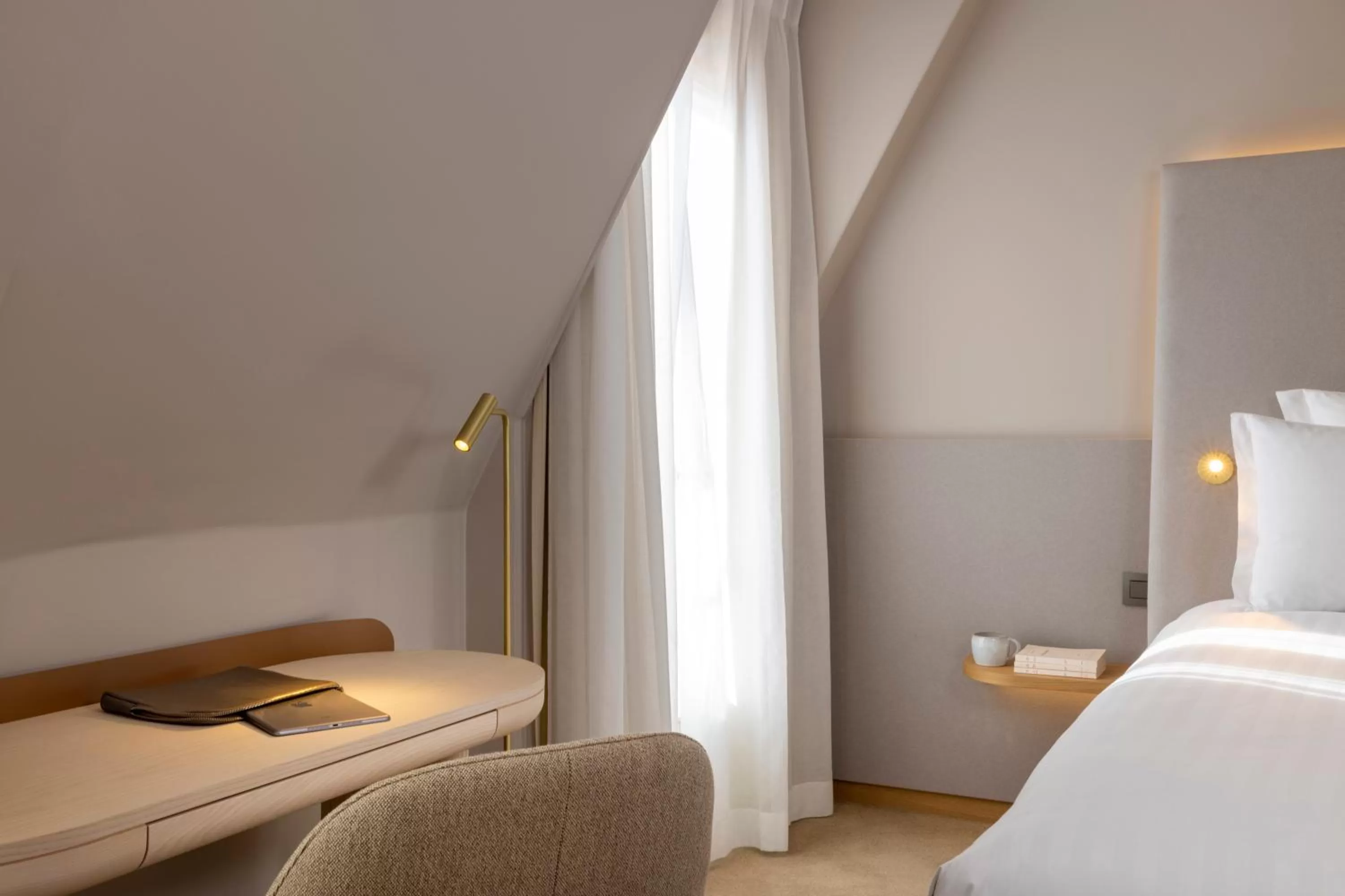 Bedroom, Bed in Hôtel Beige