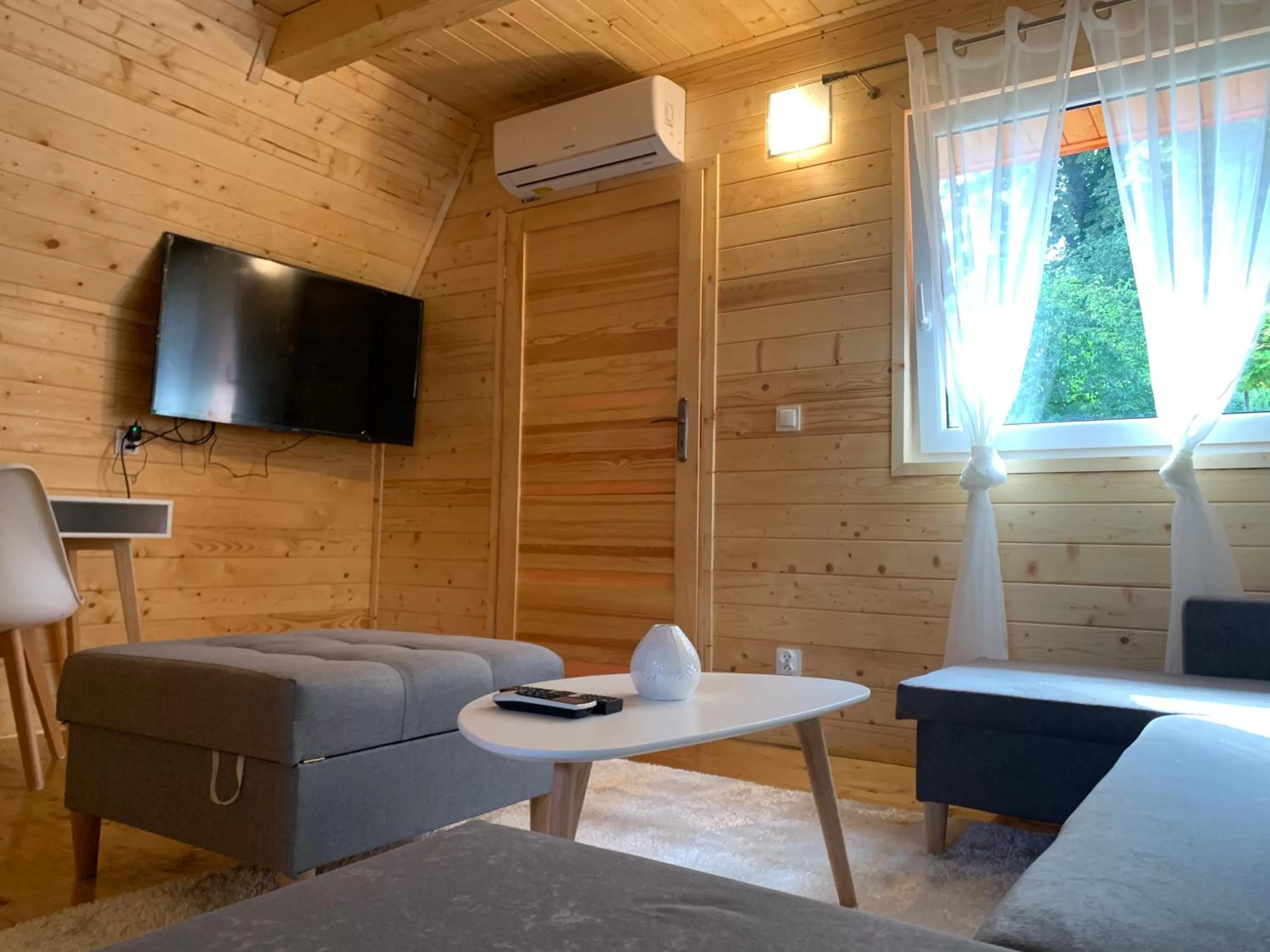 TV/Entertainment Center in Willa Starowiejska