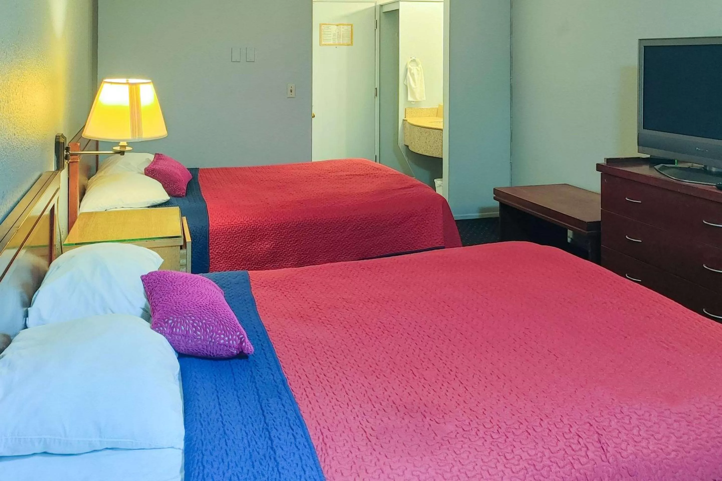 Bedroom, Bed in Rodeway Inn Seattle Airport