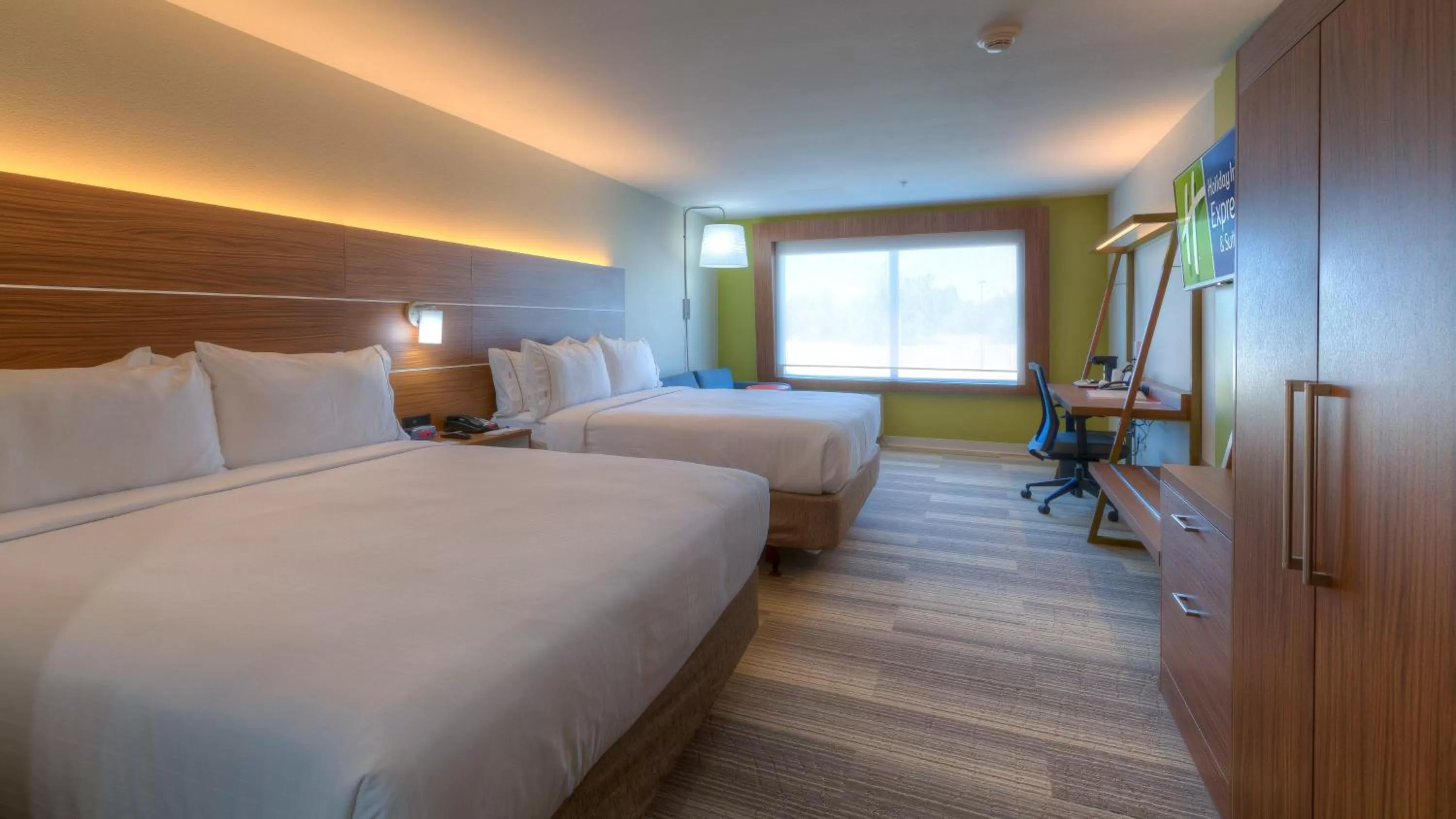 Photo of the whole room, Bed in Holiday Inn Express & Suites Tulsa Midtown by IHG
