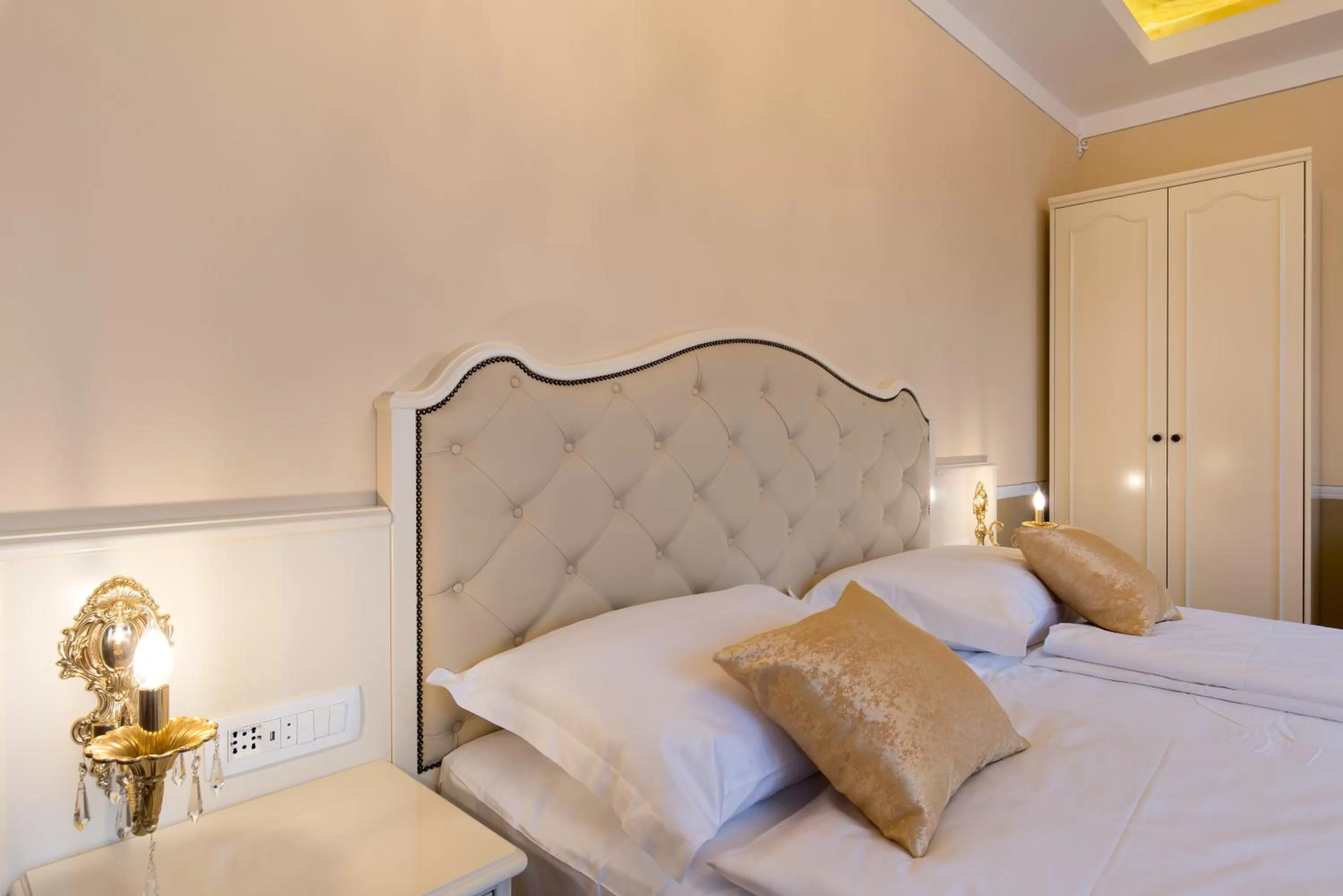 Bed in Central Square Heritage Hotel