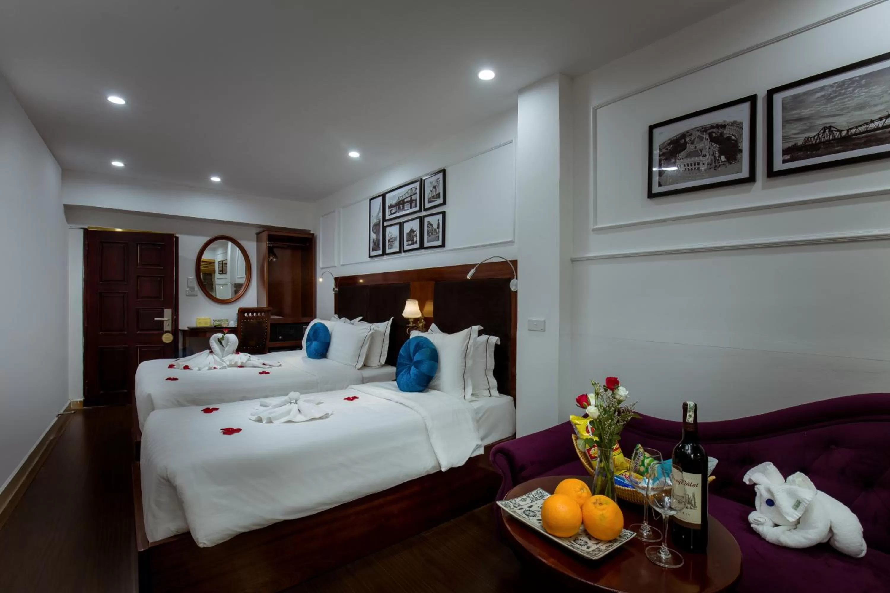 Bedroom, Bed in Antique Angel Hotel