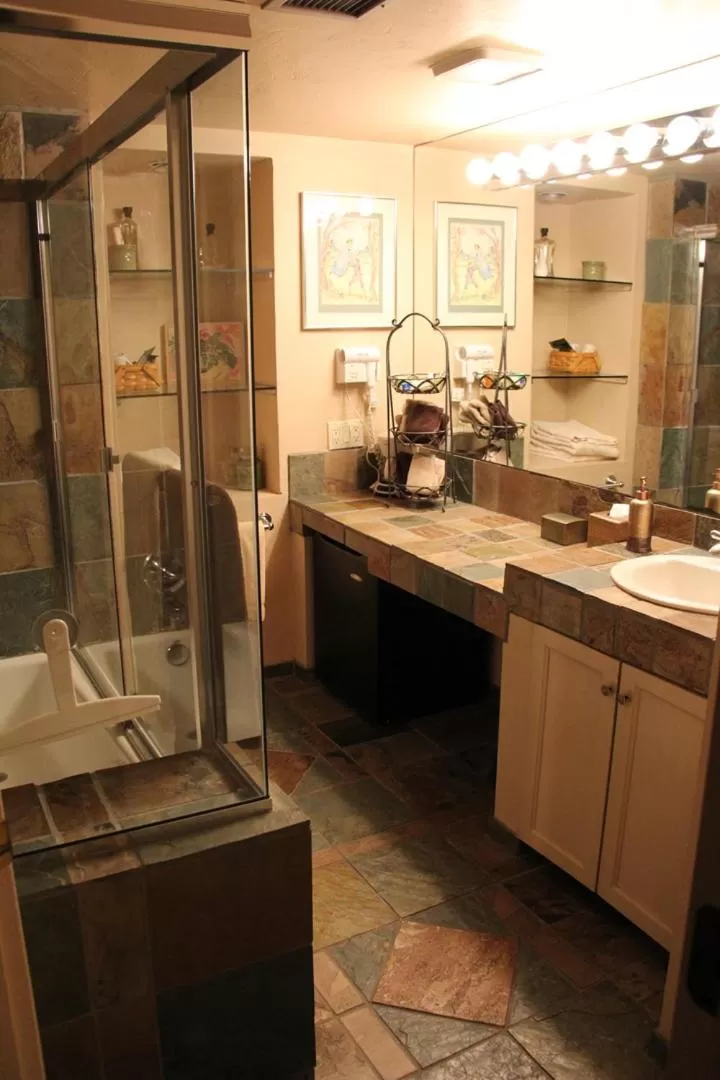 Bathroom in Mon Ami Bed and Breakfast