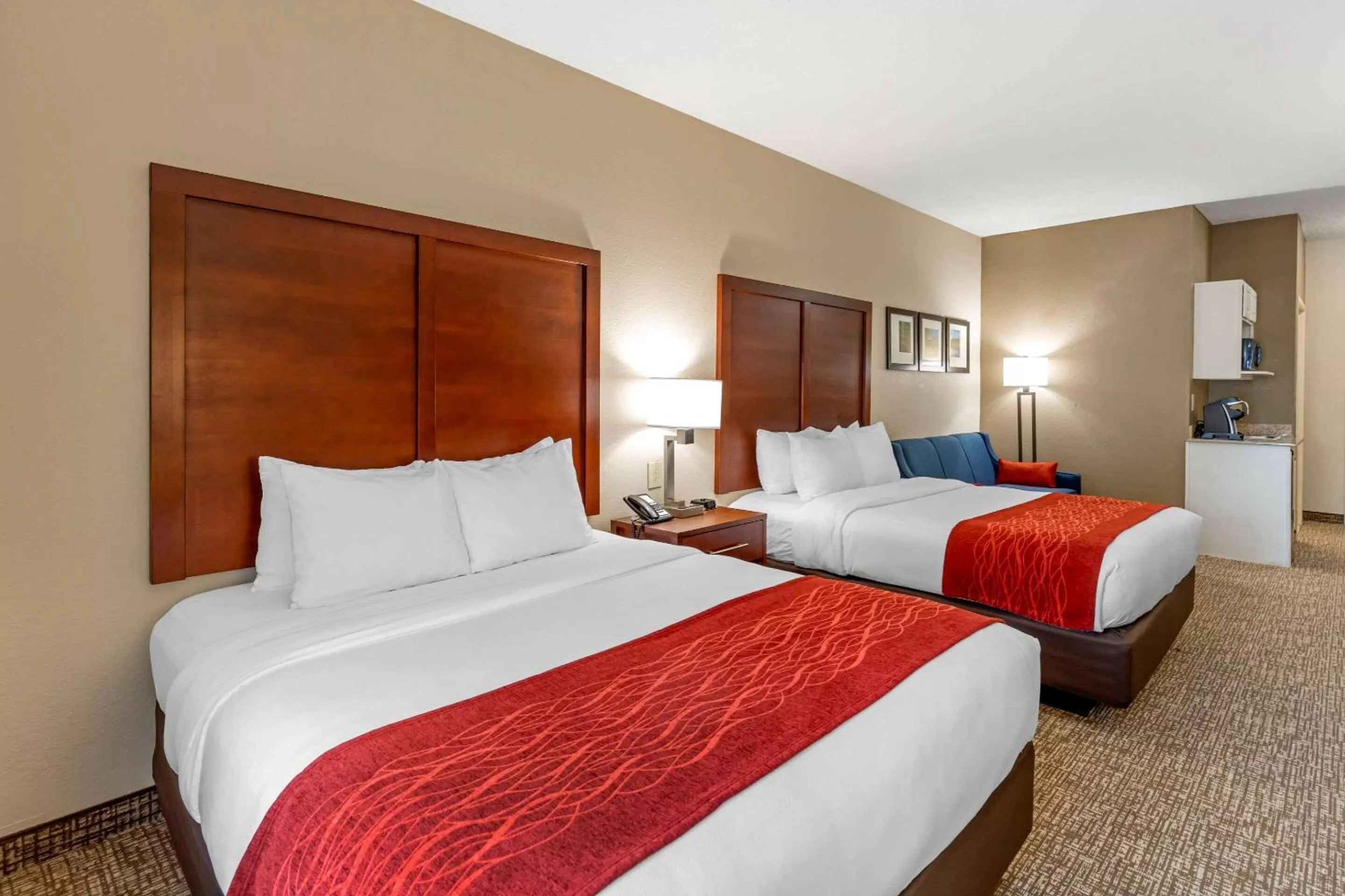 Photo of the whole room, Bed in Comfort Inn & Suites Canton Riverstone Area
