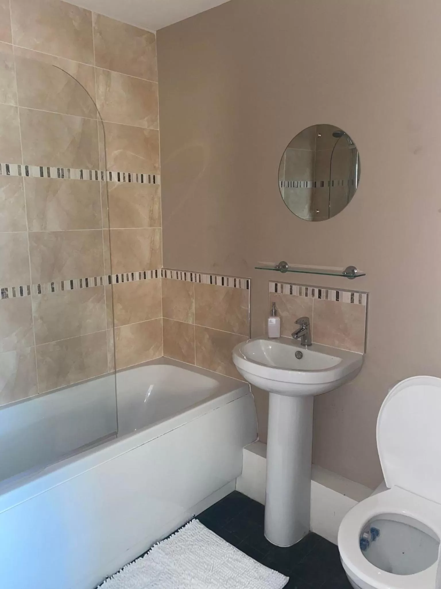 Bathroom in The White Swan Deighton