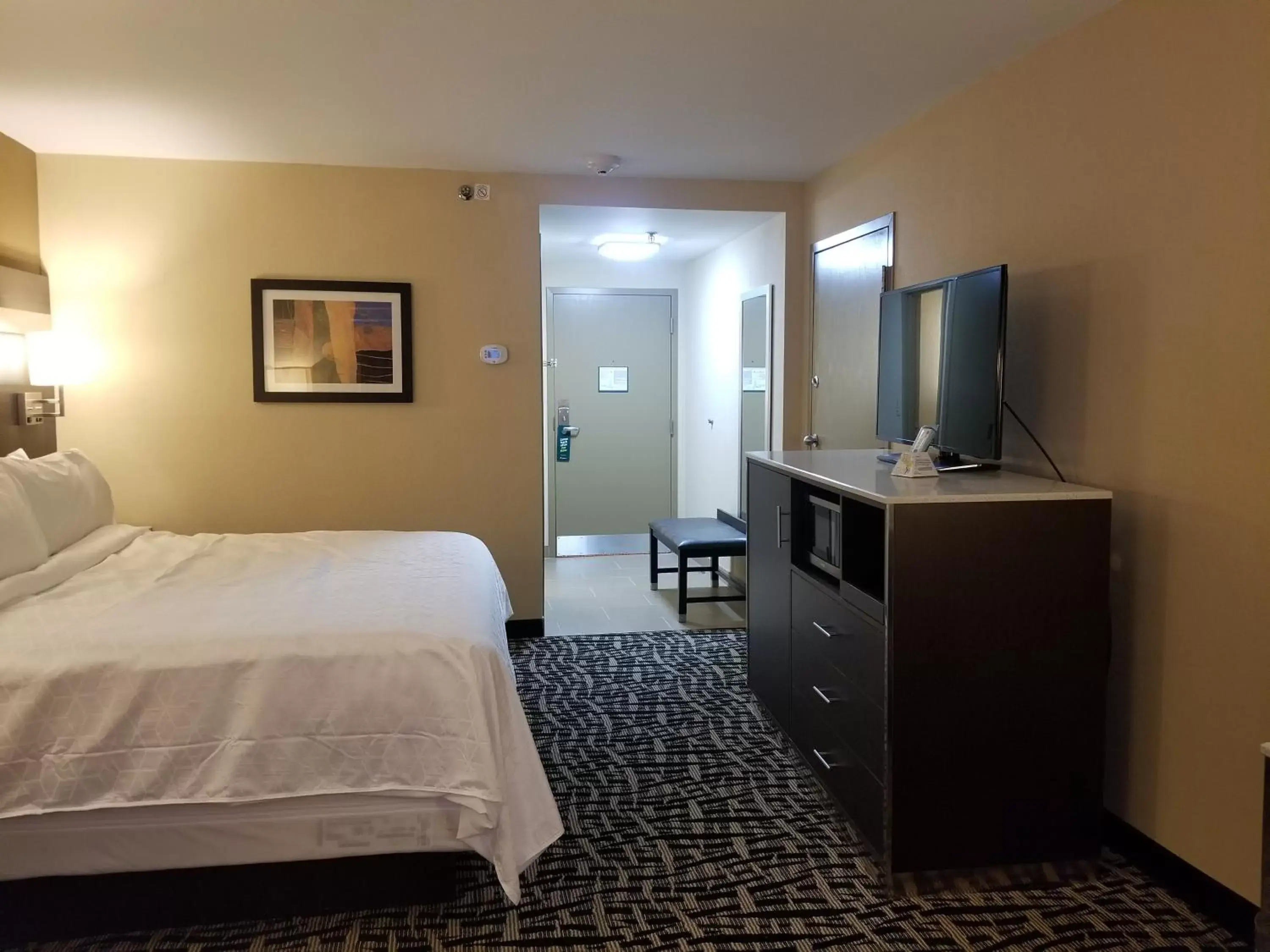 Standard King Room in Holiday Inn Poughkeepsie by IHG Standard King Room in Holiday Inn Poughkeepsie by IHG