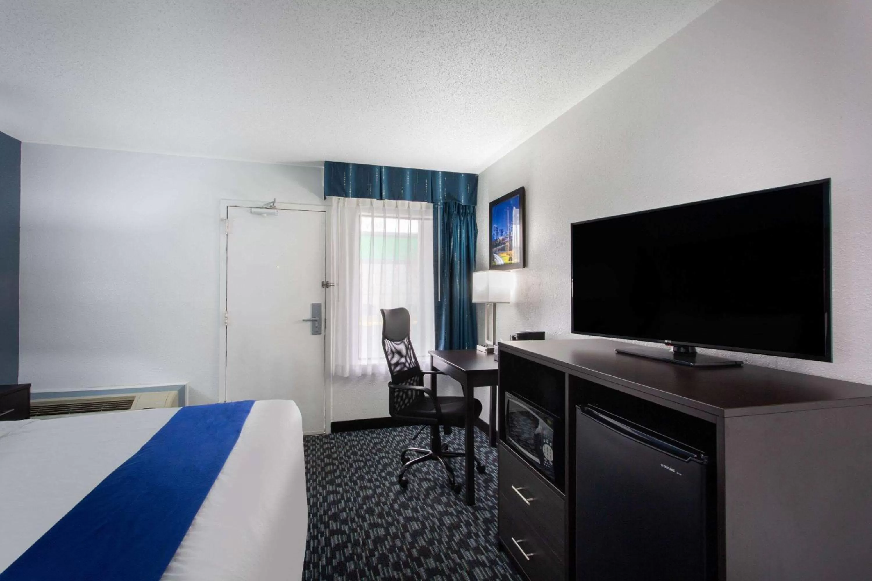 Photo of the whole room in University Inn & Suites