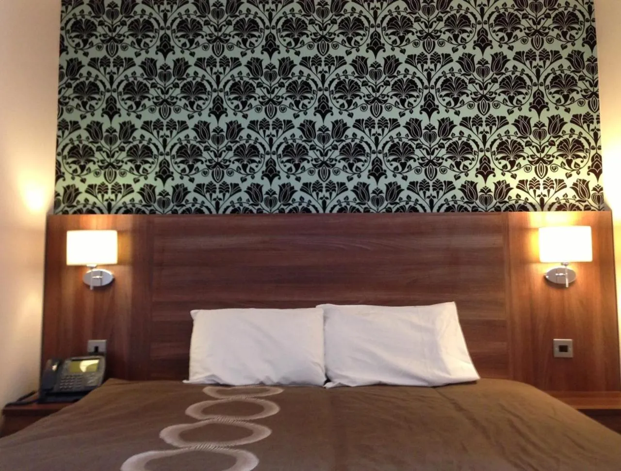 Bedroom, Bed in Ely House Hotel