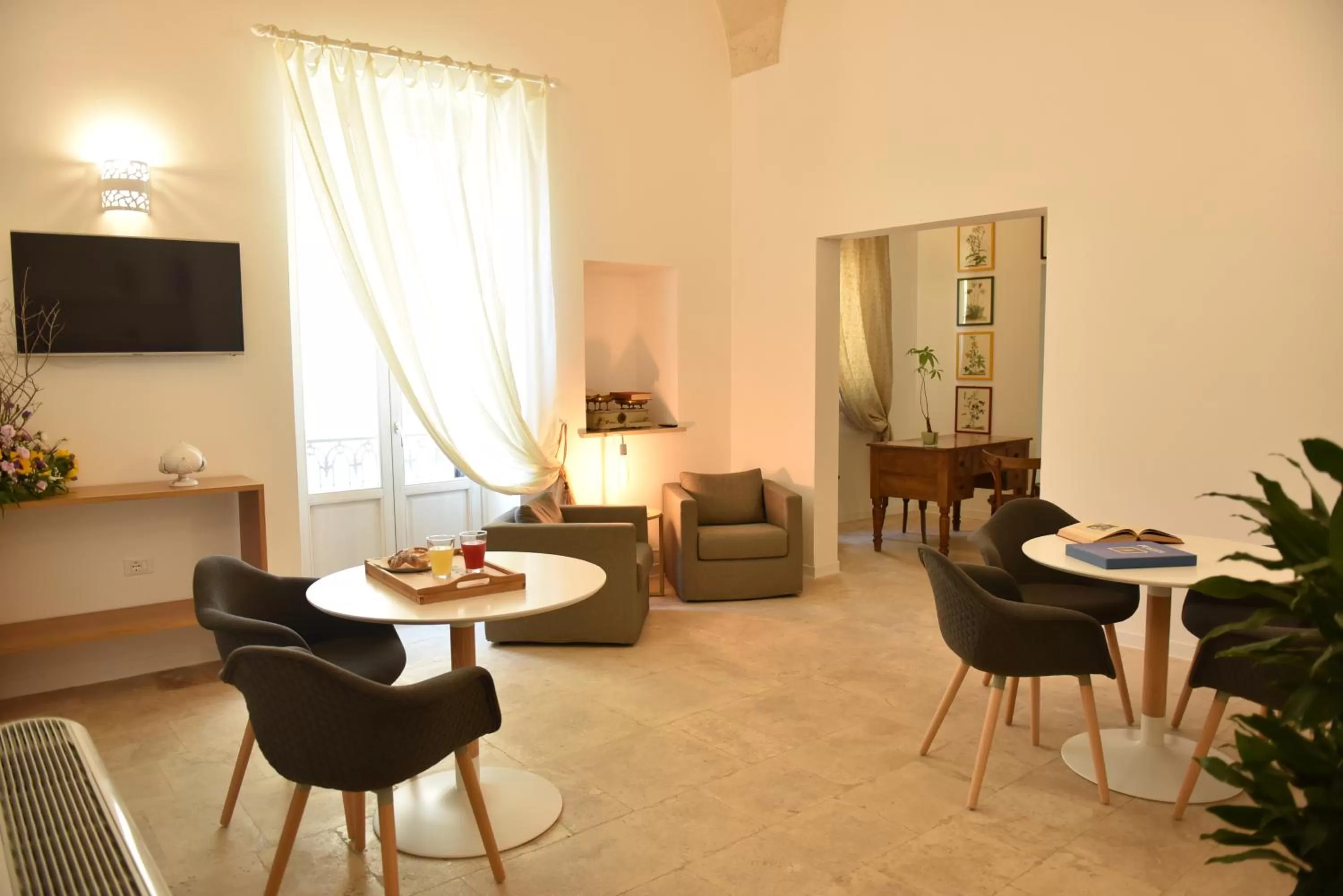 Communal lounge/ TV room in Tobacco Suite