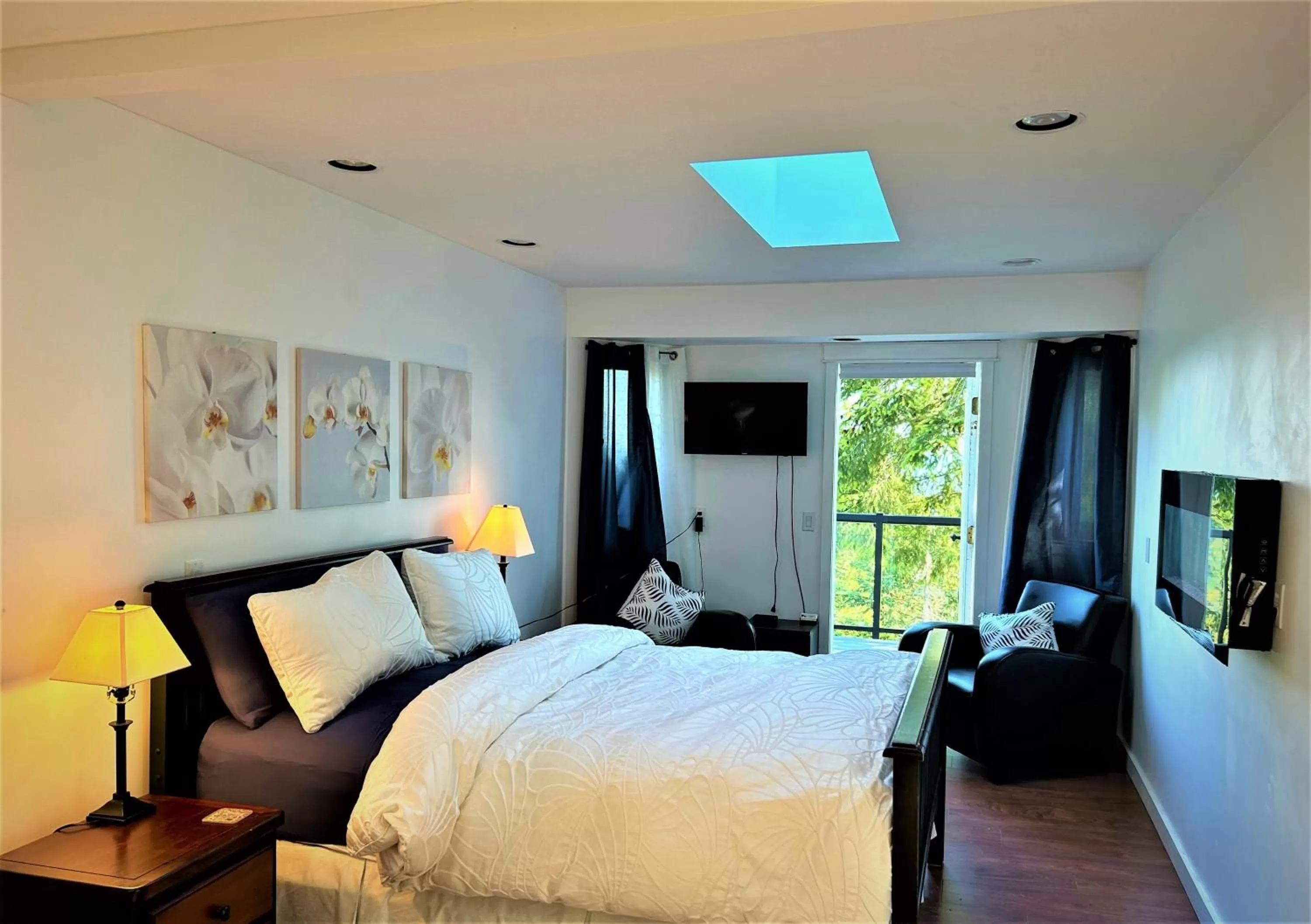 Photo of the whole room, Bed in Armand Heights