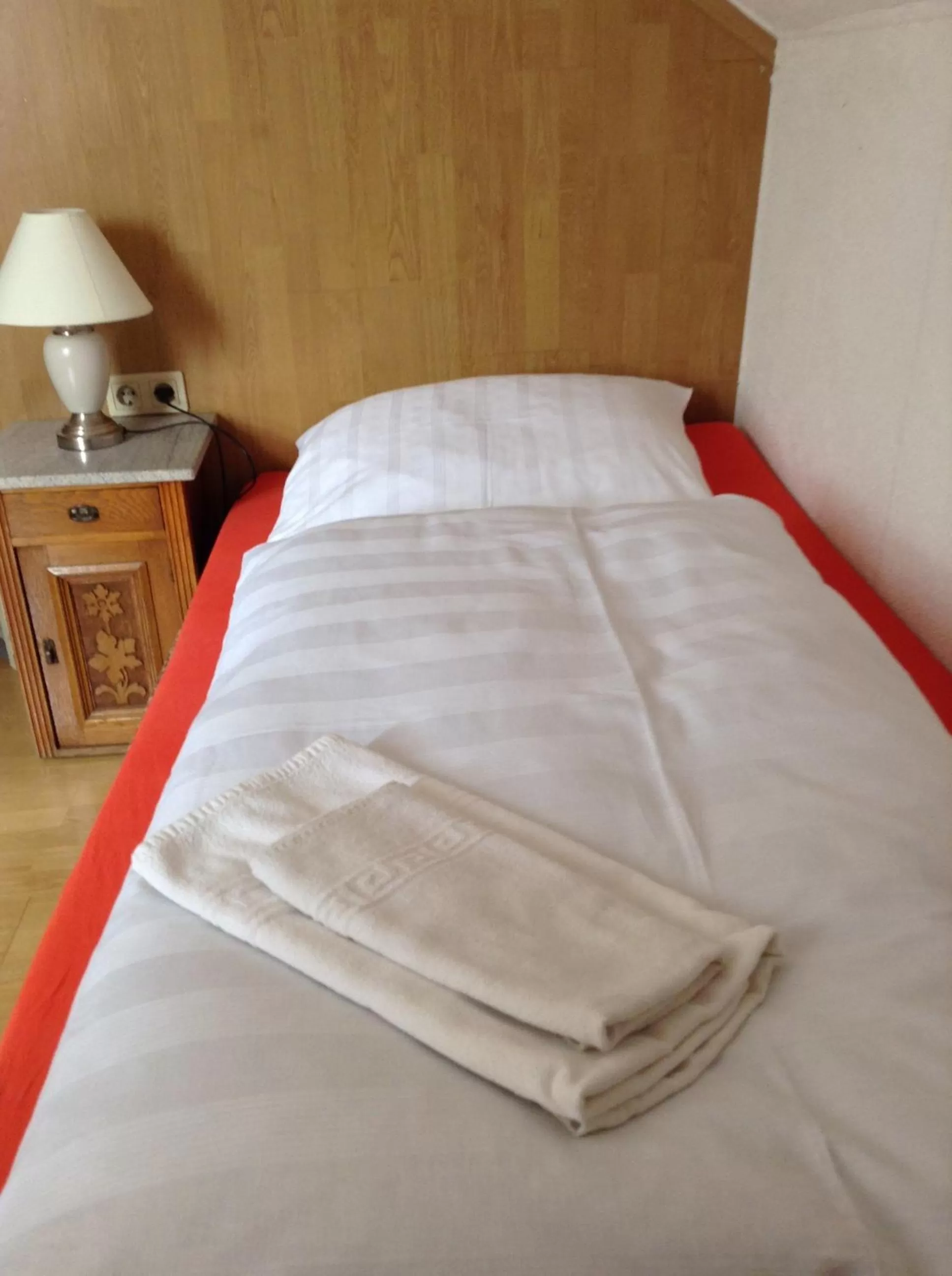 Photo of the whole room, Bed in Thüringer Hof