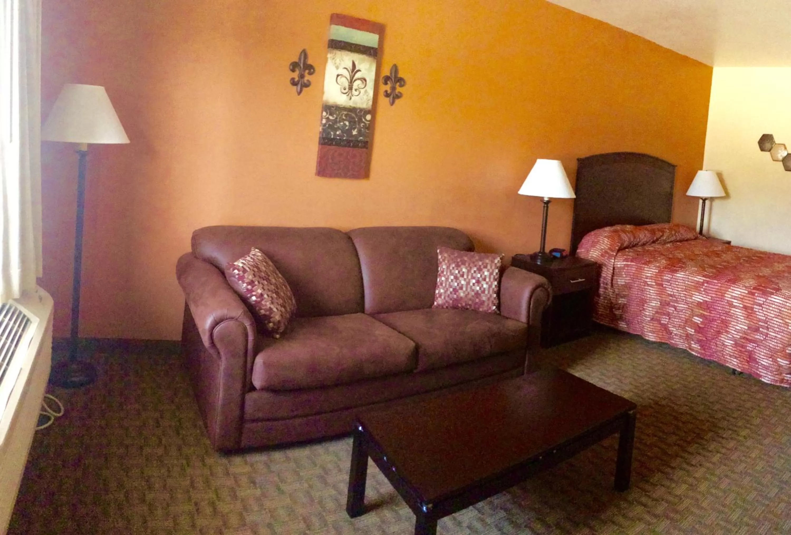 Living room, Bed in Cottonwood Inn & Suites