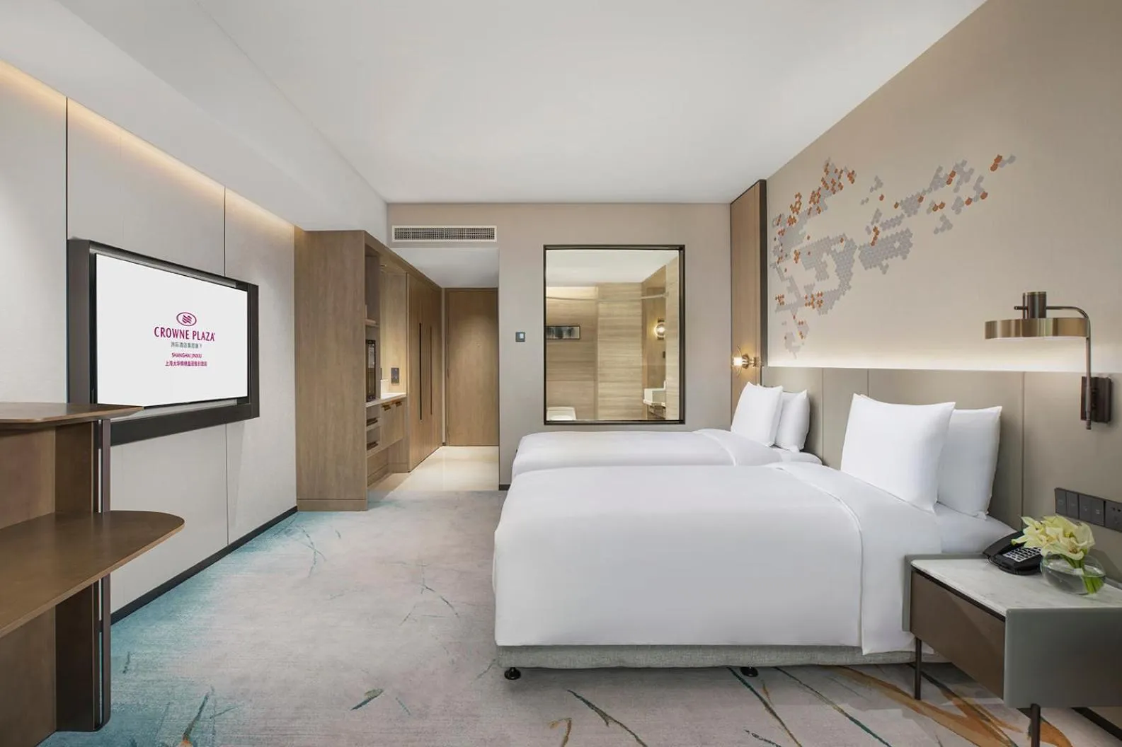 Photo of the whole room, Bed in Crowne Plaza Shanghai Jinxiu by IHG