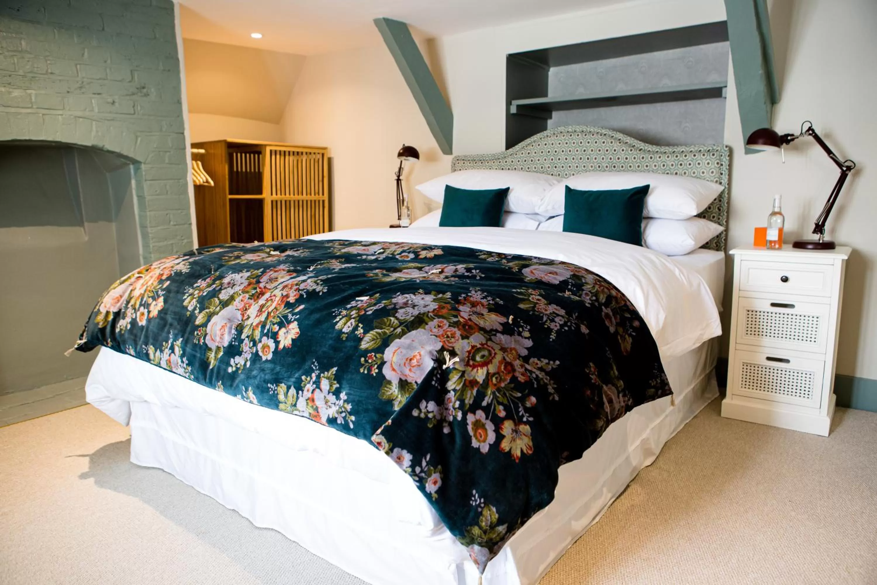 Deluxe Double Room with Bath in Moore House