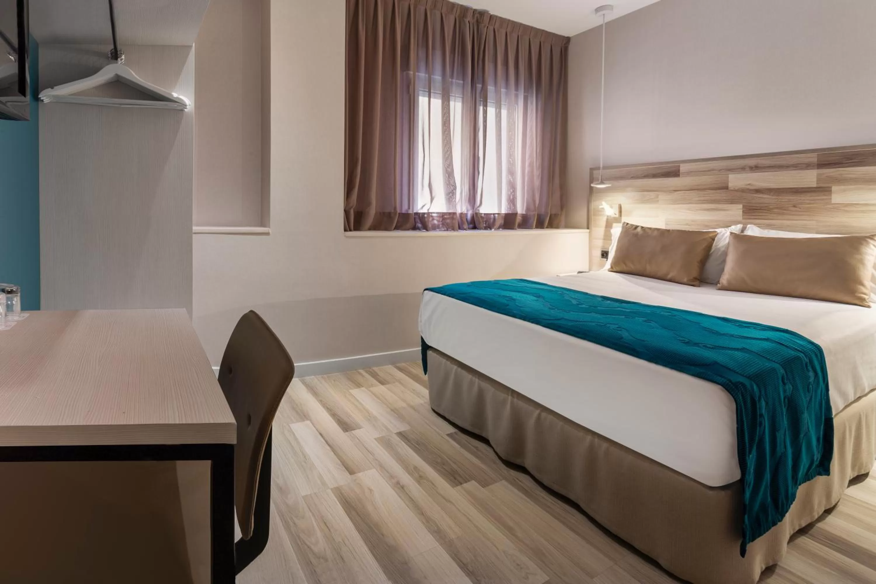 Single Room in Catalonia Santa Justa