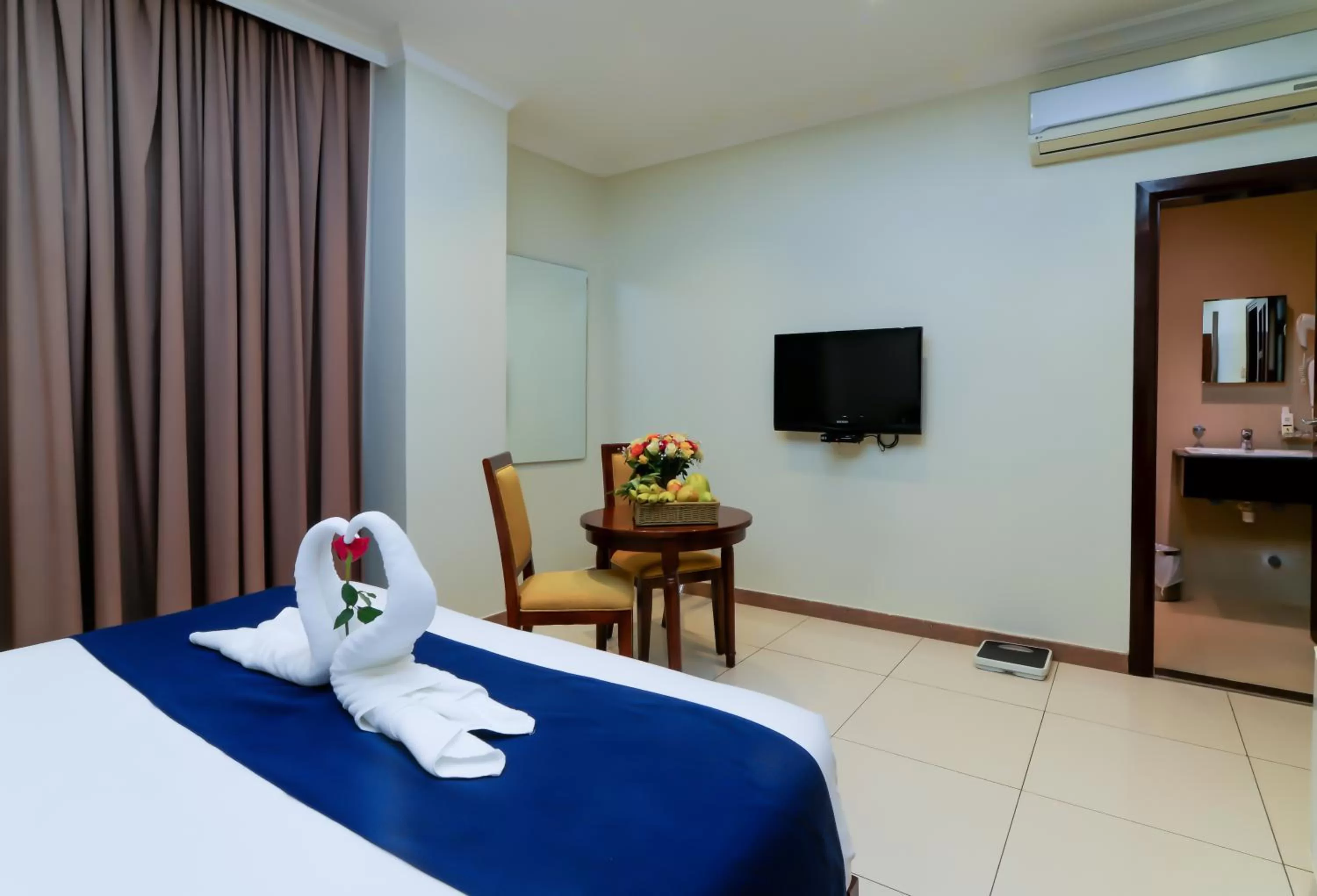 Bedroom, Bed in Tanzanite Executive Suites