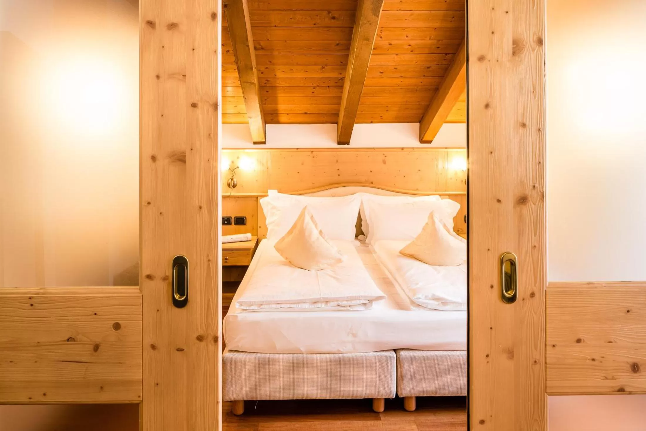 Junior Suite with Balcony in Hotel Shandranj