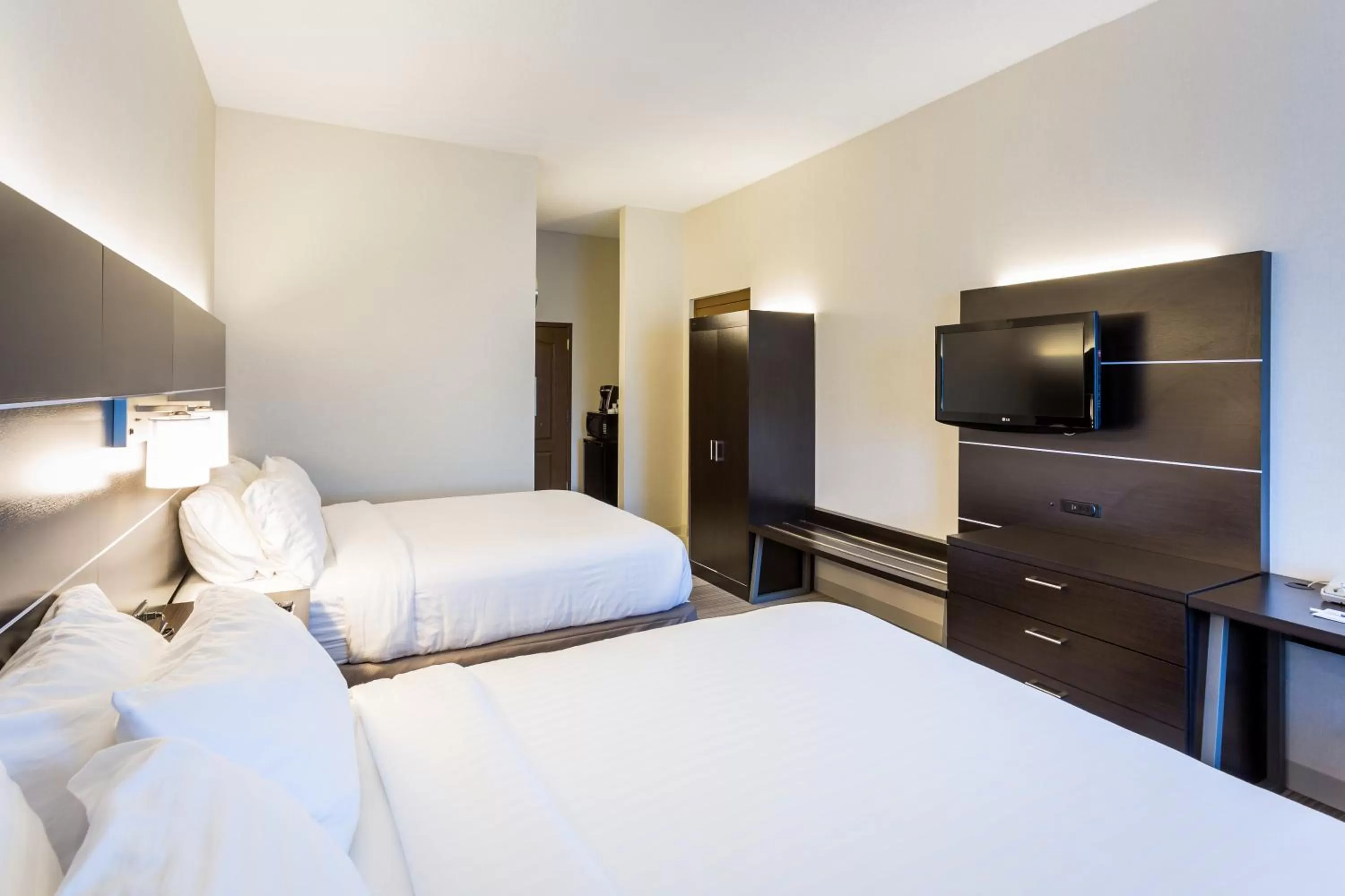 Photo of the whole room, Bed in Holiday Inn Express Hotel & Suites Reading by IHG