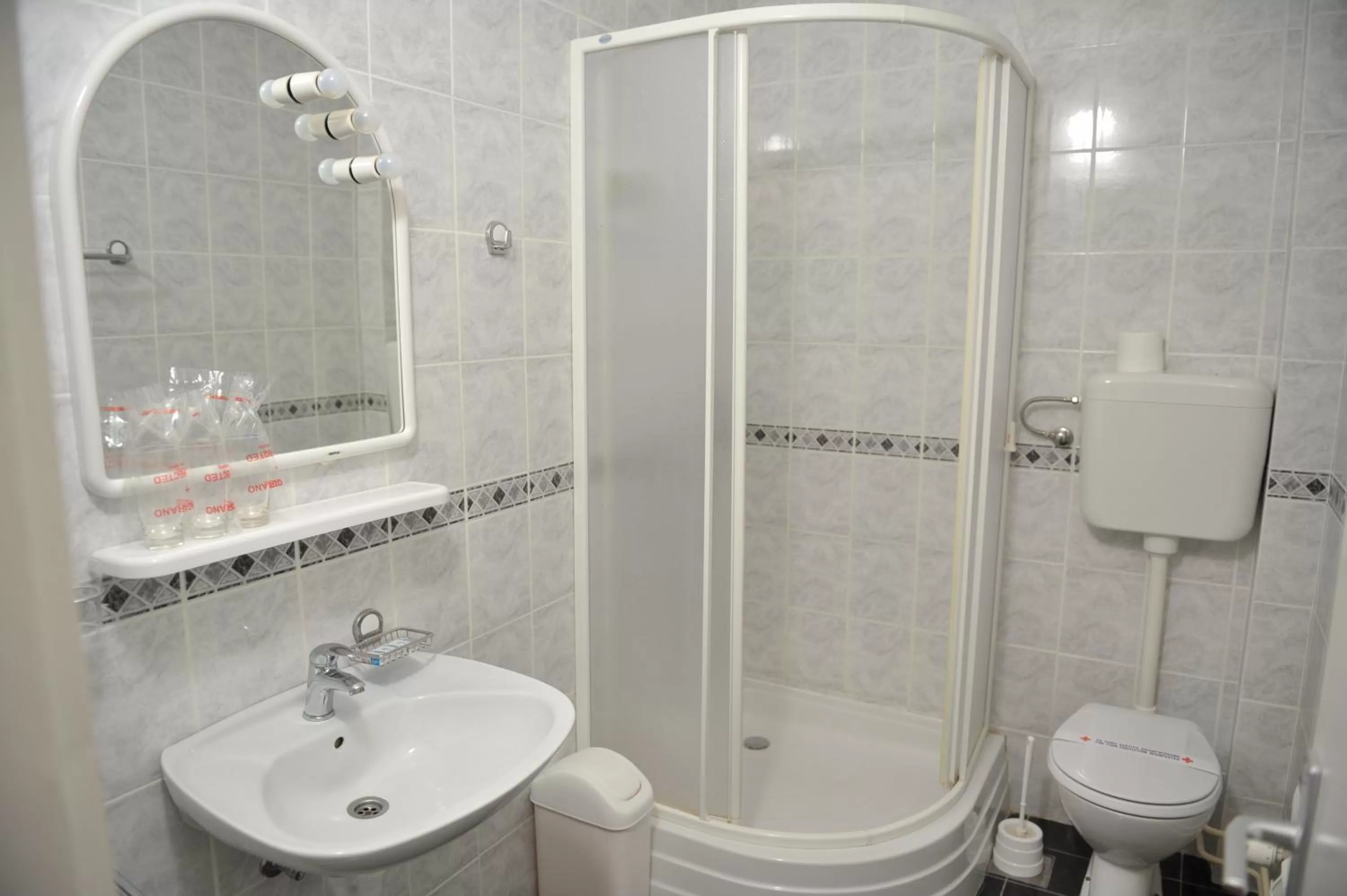 Toilet, Bathroom in Hotel Fontana