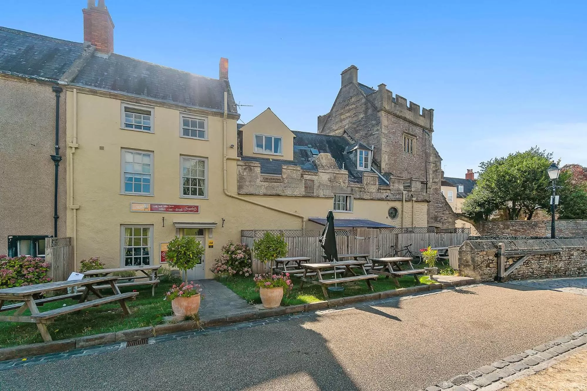 Property building in The Ancient Gatehouse & Rugantino Restaurant