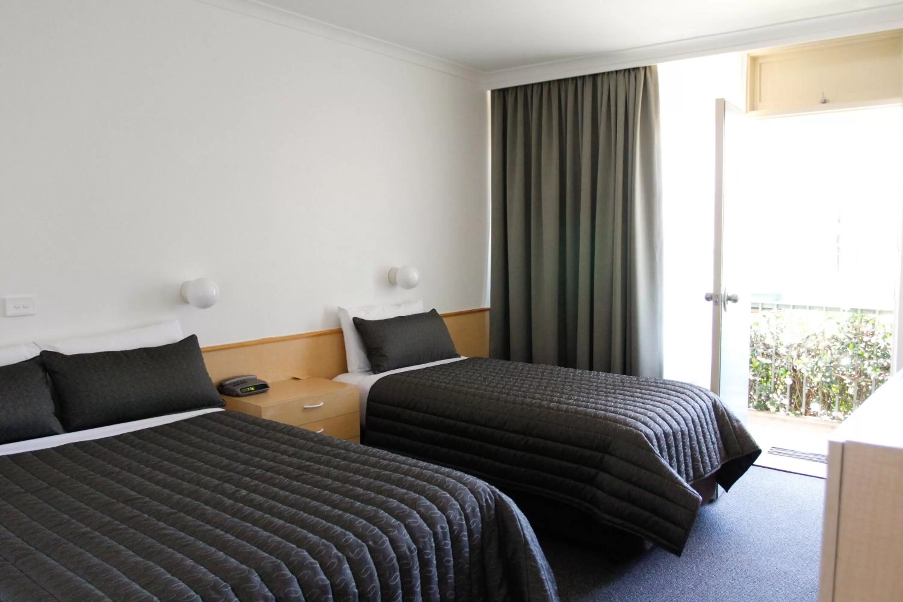 Bed in Mid City Motor Inn Queanbeyan