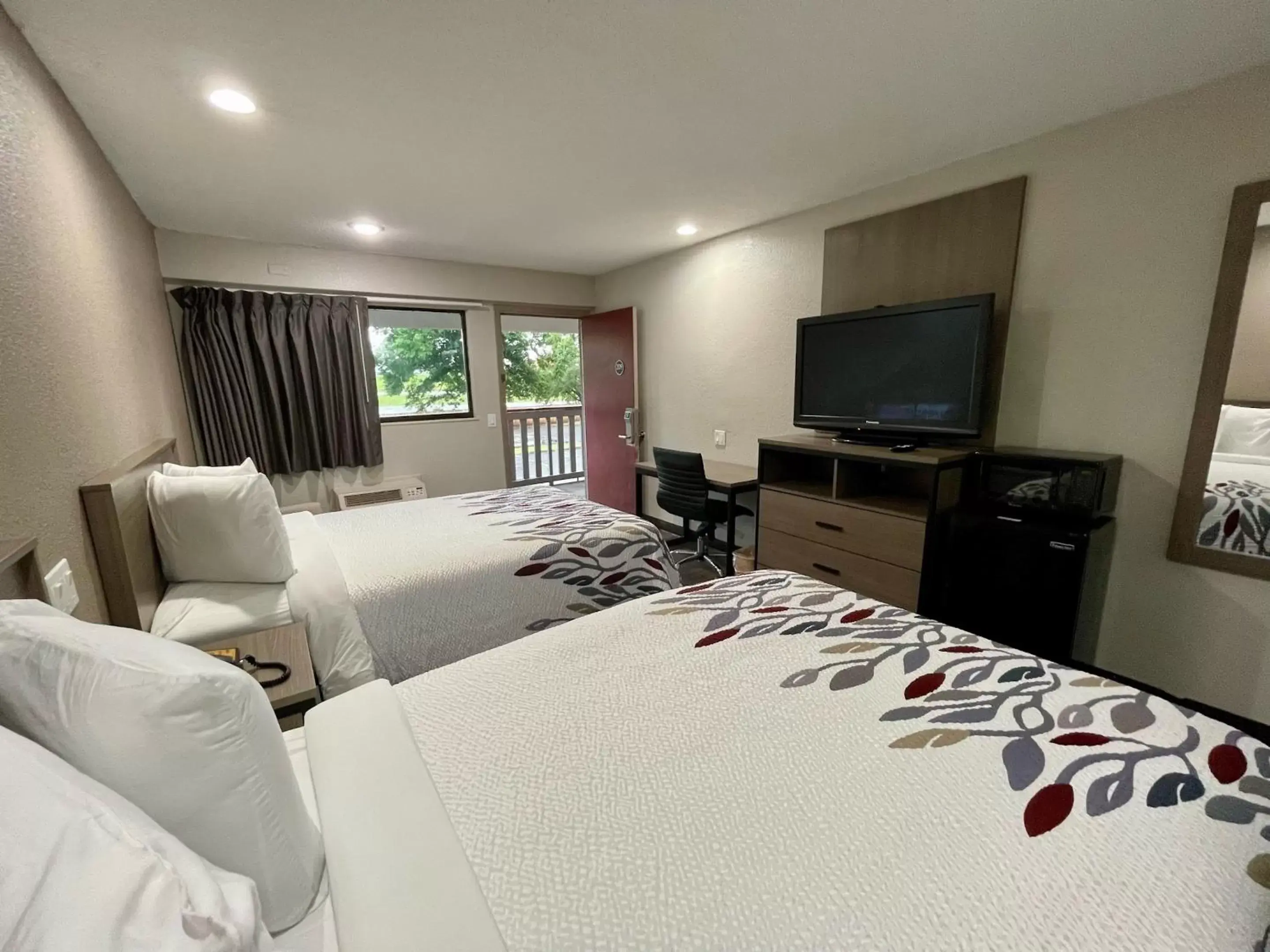 Deluxe Room with Two Double Beds Non-Smoking Renovated in Red Roof Inn Lafayette, LA Deluxe Room with Two Double Beds Non-Smoking Renovated in Red Roof Inn Lafayette, LA