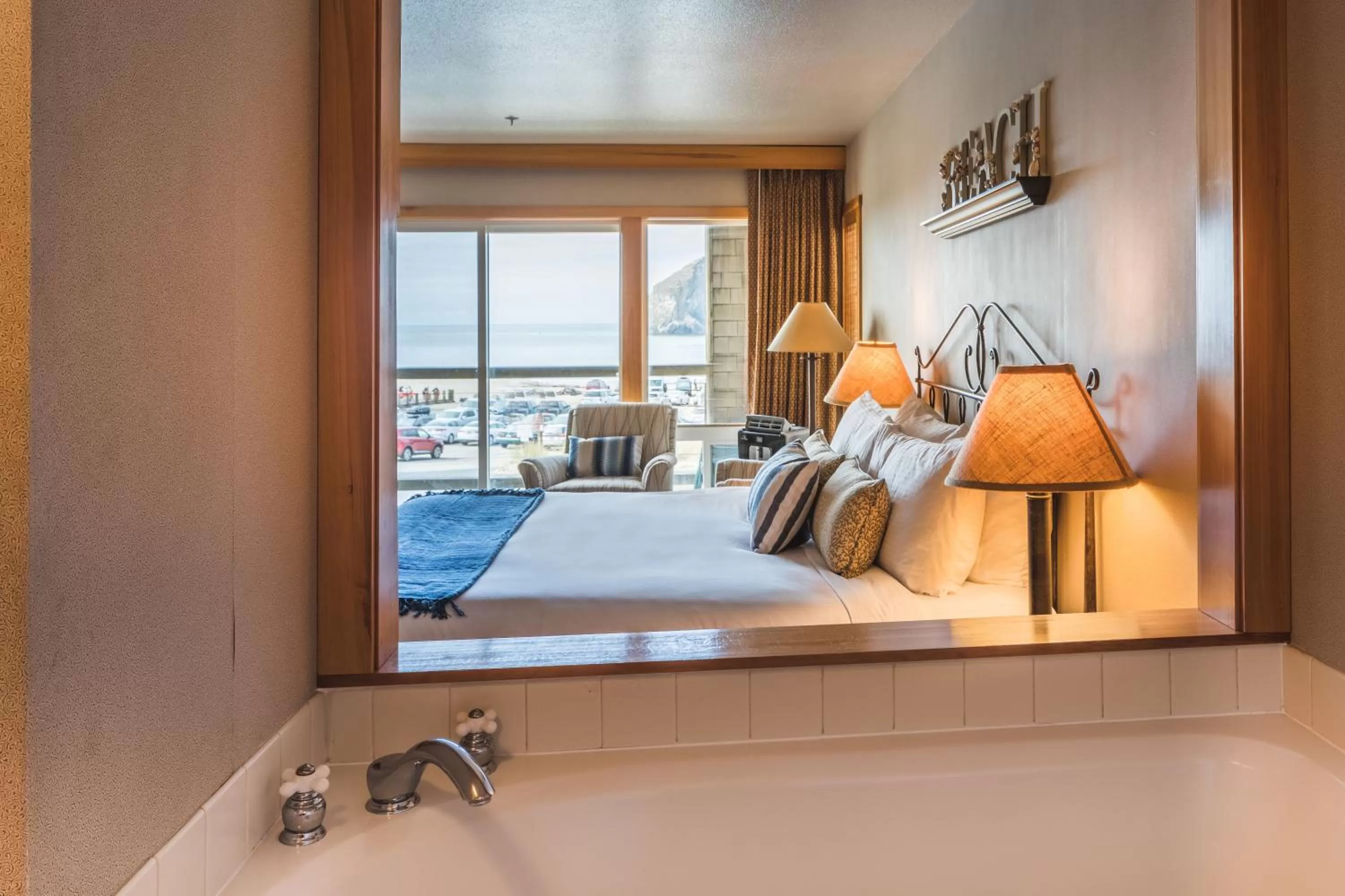 King Room with Jacuzzi in Inn at Cape Kiwanda
