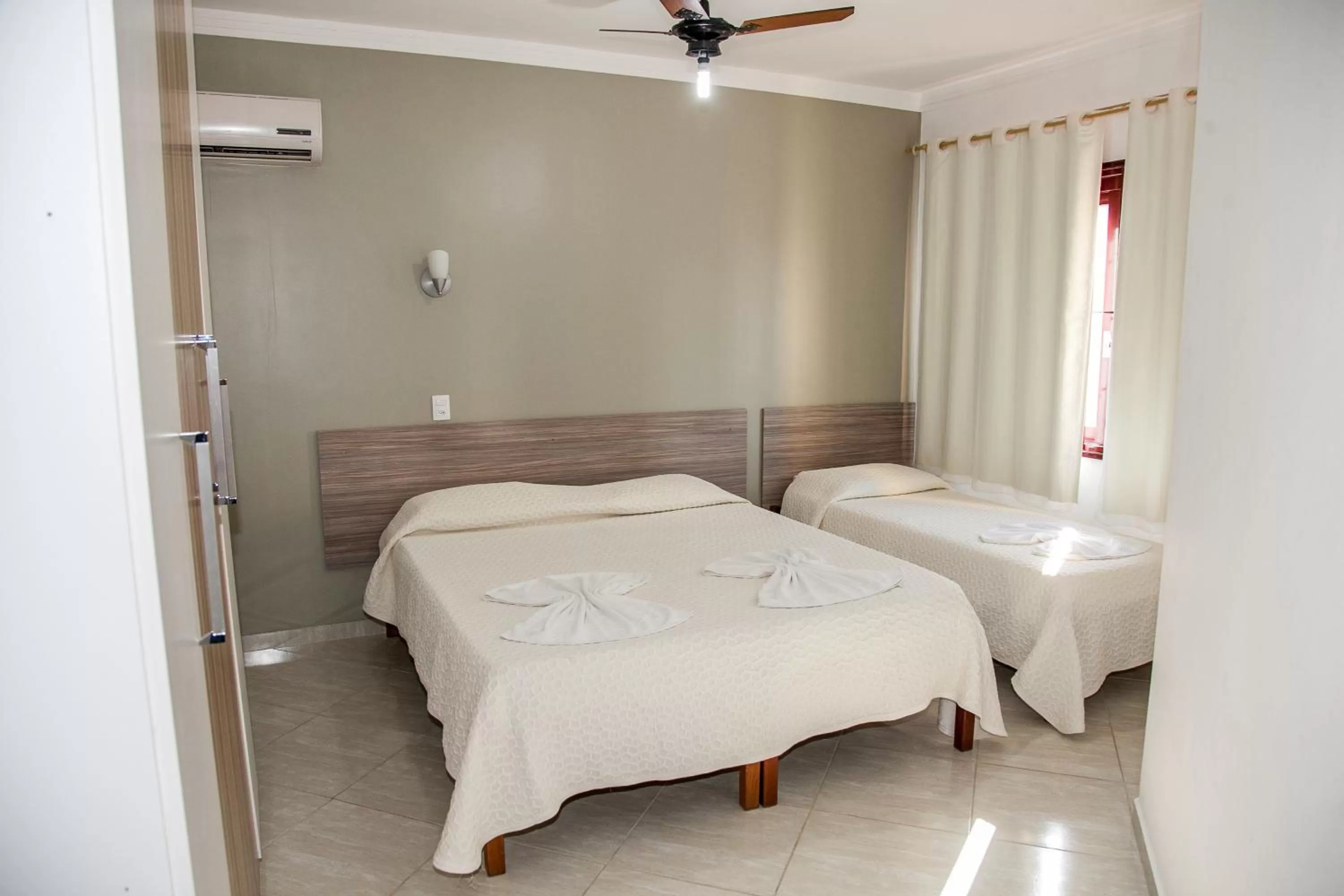 Photo of the whole room, Bed in Residencial Ilha Dourada