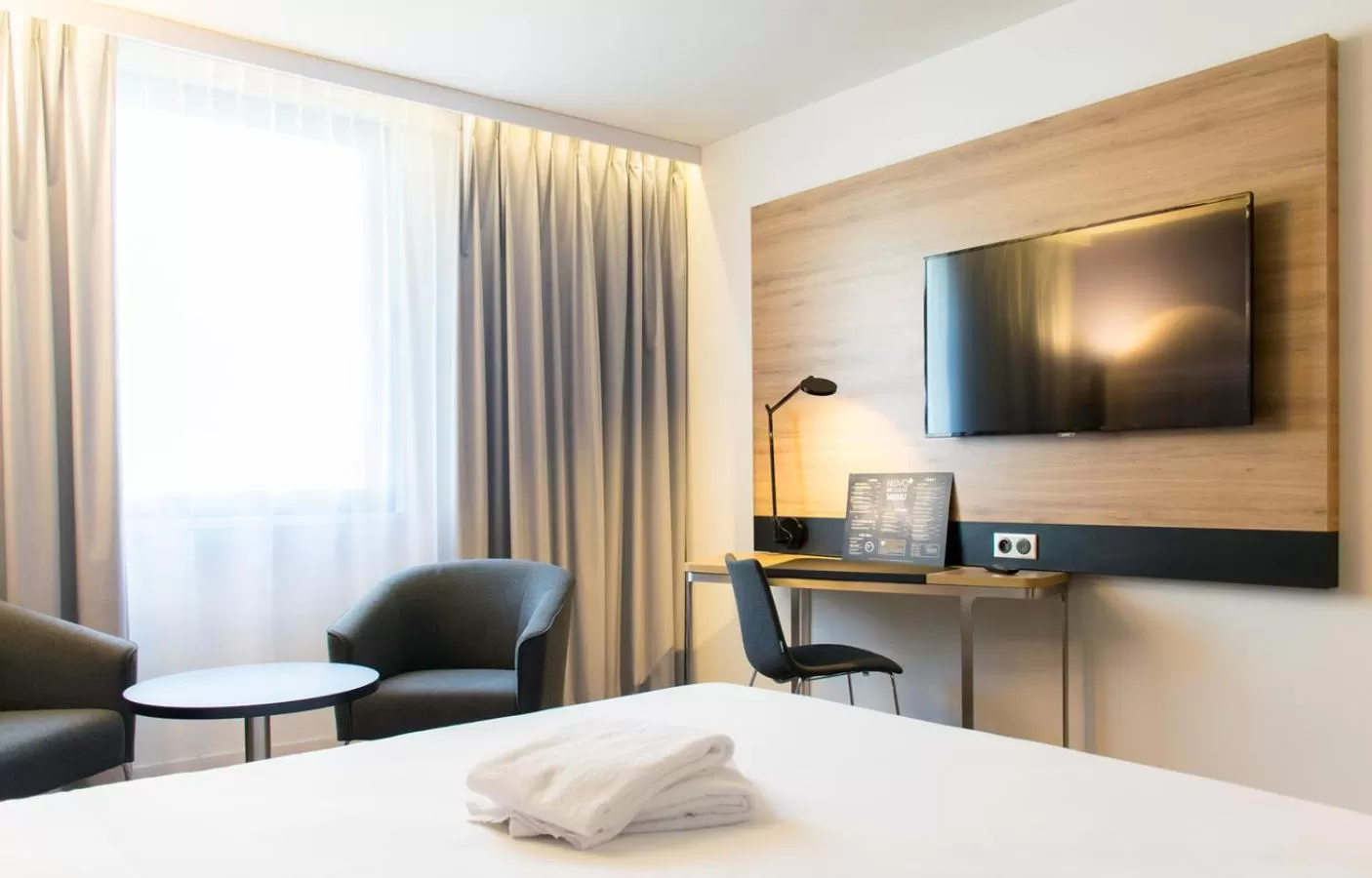 Communal lounge/ TV room, Bed in Novotel Szczecin Centrum