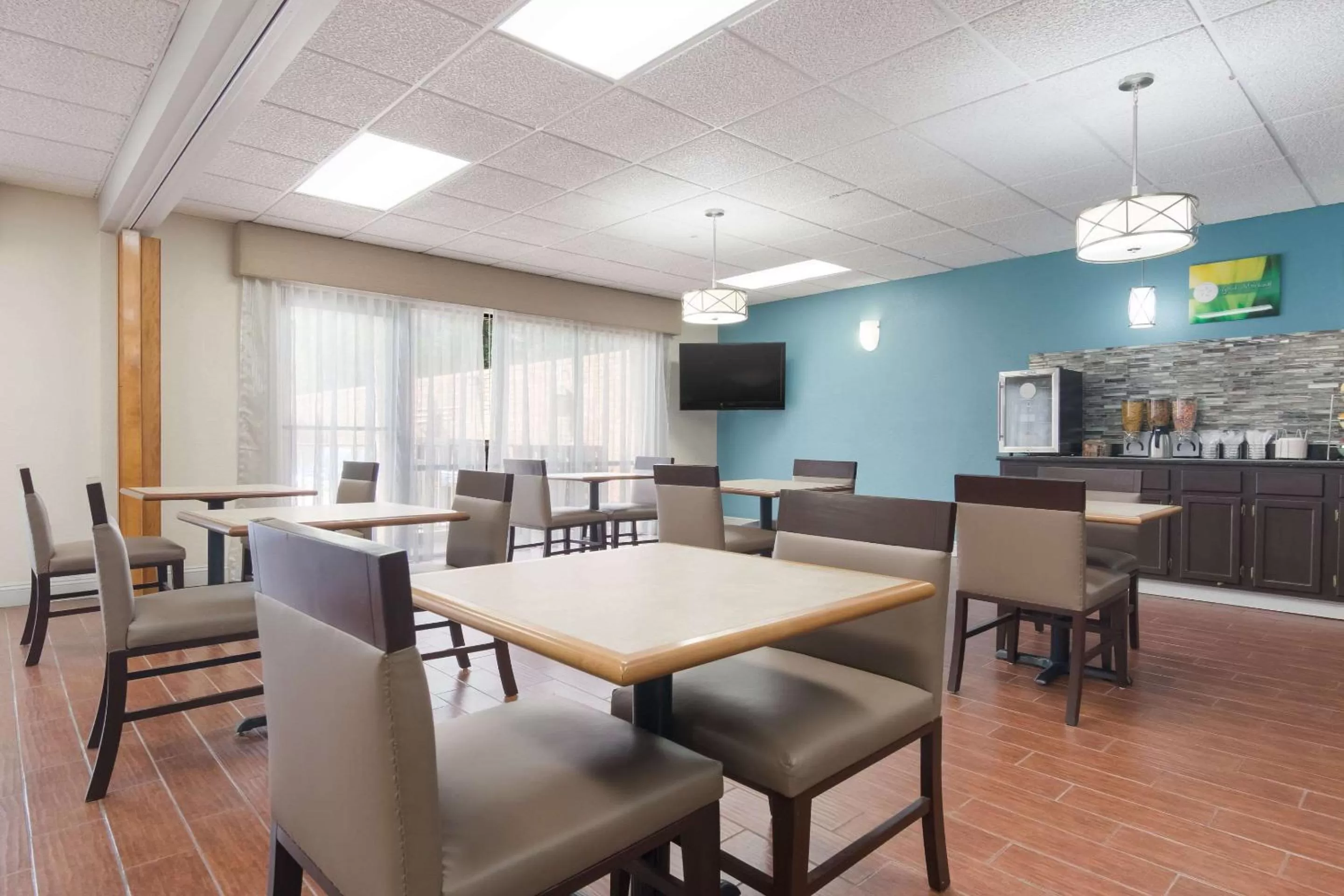 Breakfast in Quality Inn Magnolia