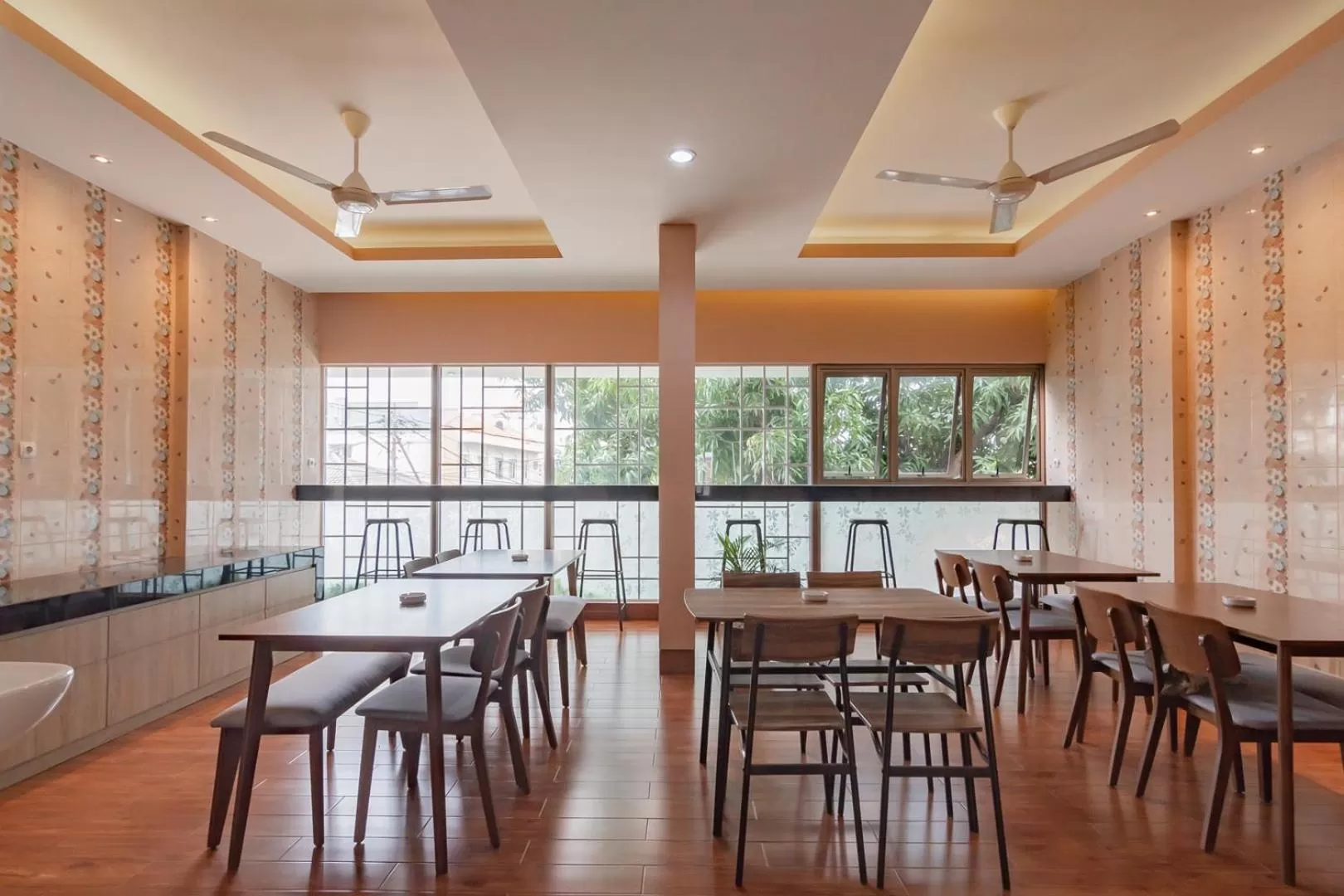 Restaurant/places to eat in RedDoorz Plus @ Cirebon City Center