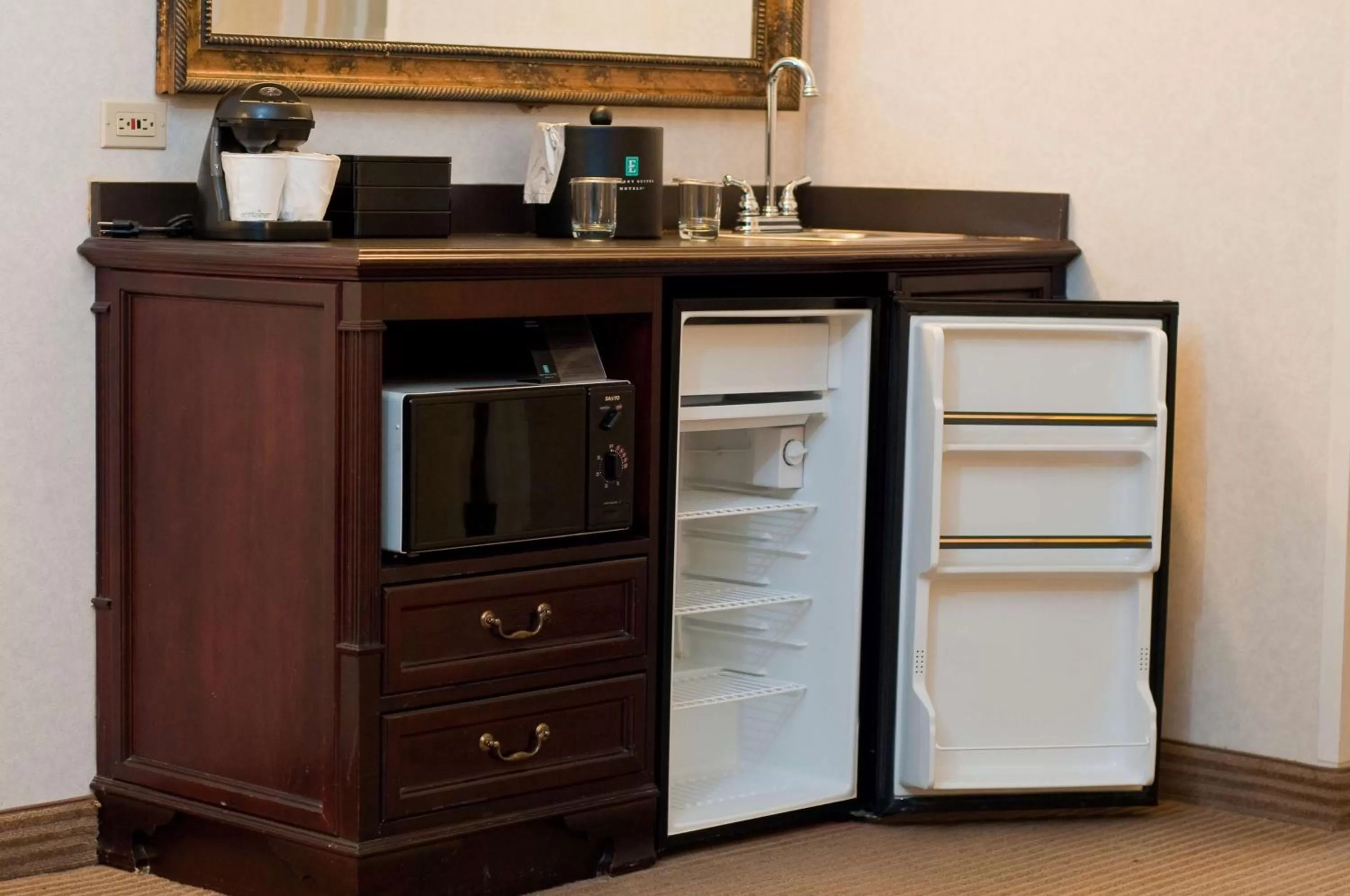 Bedroom in Embassy Suites by Hilton Austin Arboretum