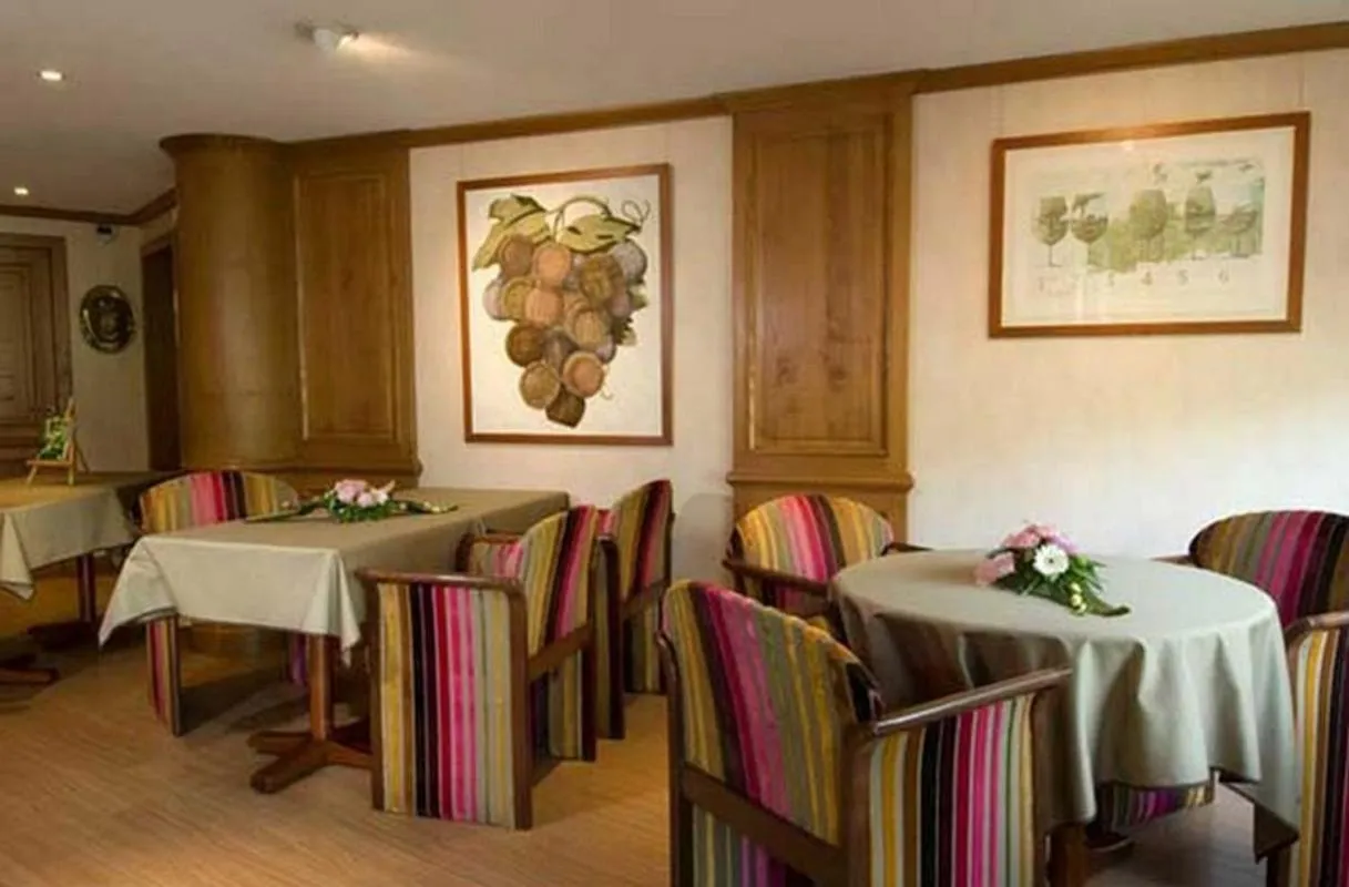 Restaurant/places to eat in Hotel Les Remparts