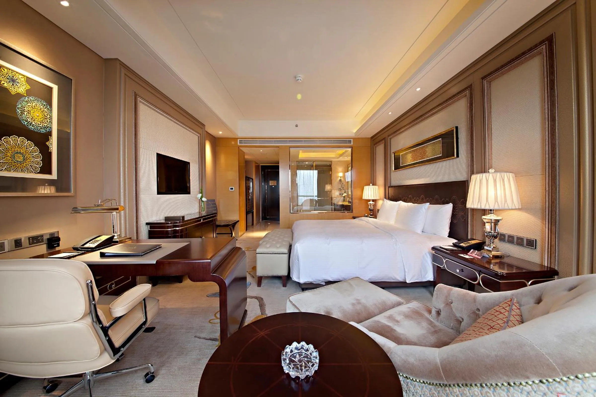 Seating area, Bed in Wanda Realm Harbin Hotel