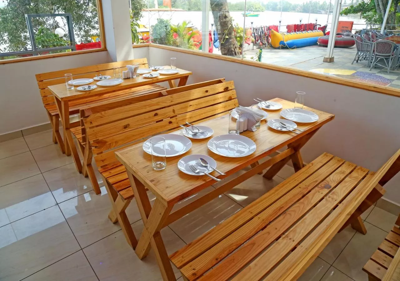 Restaurant/Places to Eat in M aples Jacks Place