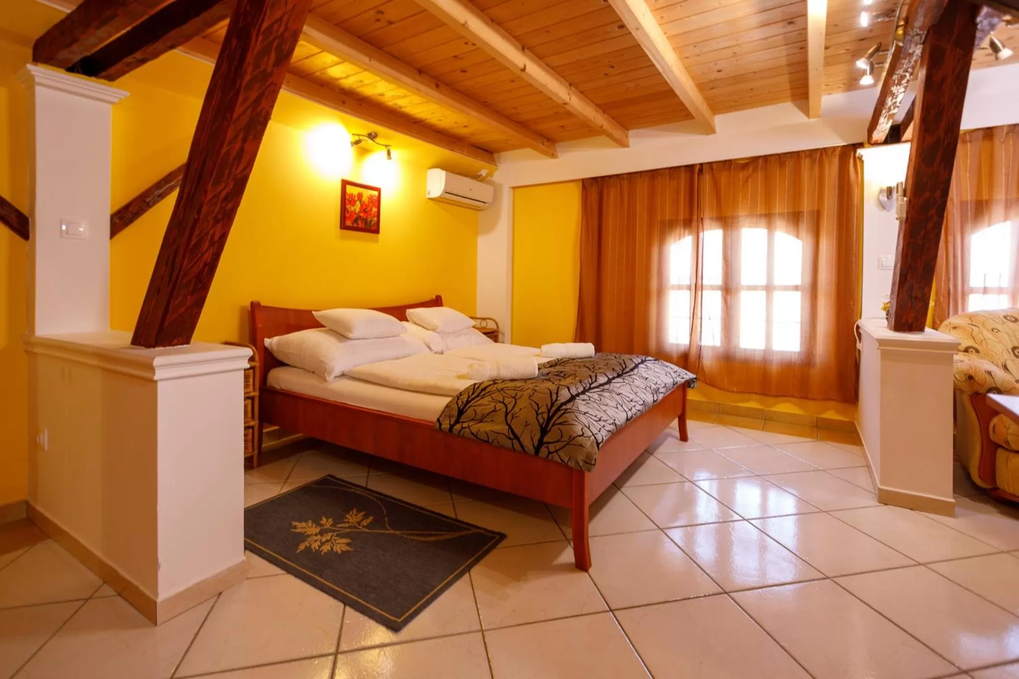 Bed in Central Panzió Gyula