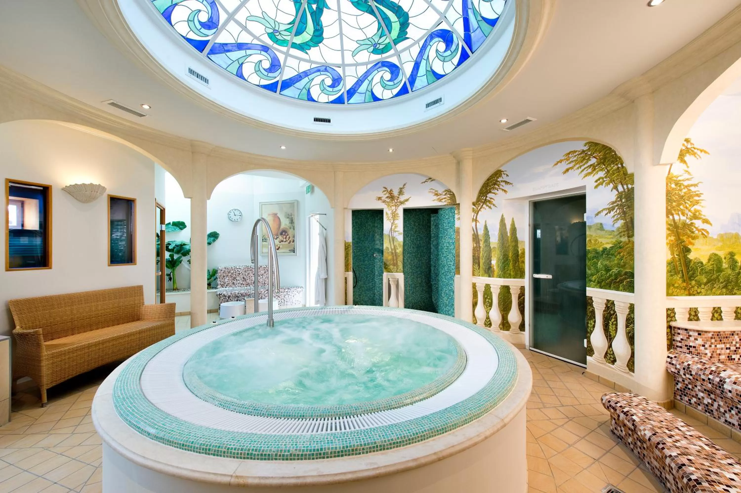 Hot Tub in Parkhotel