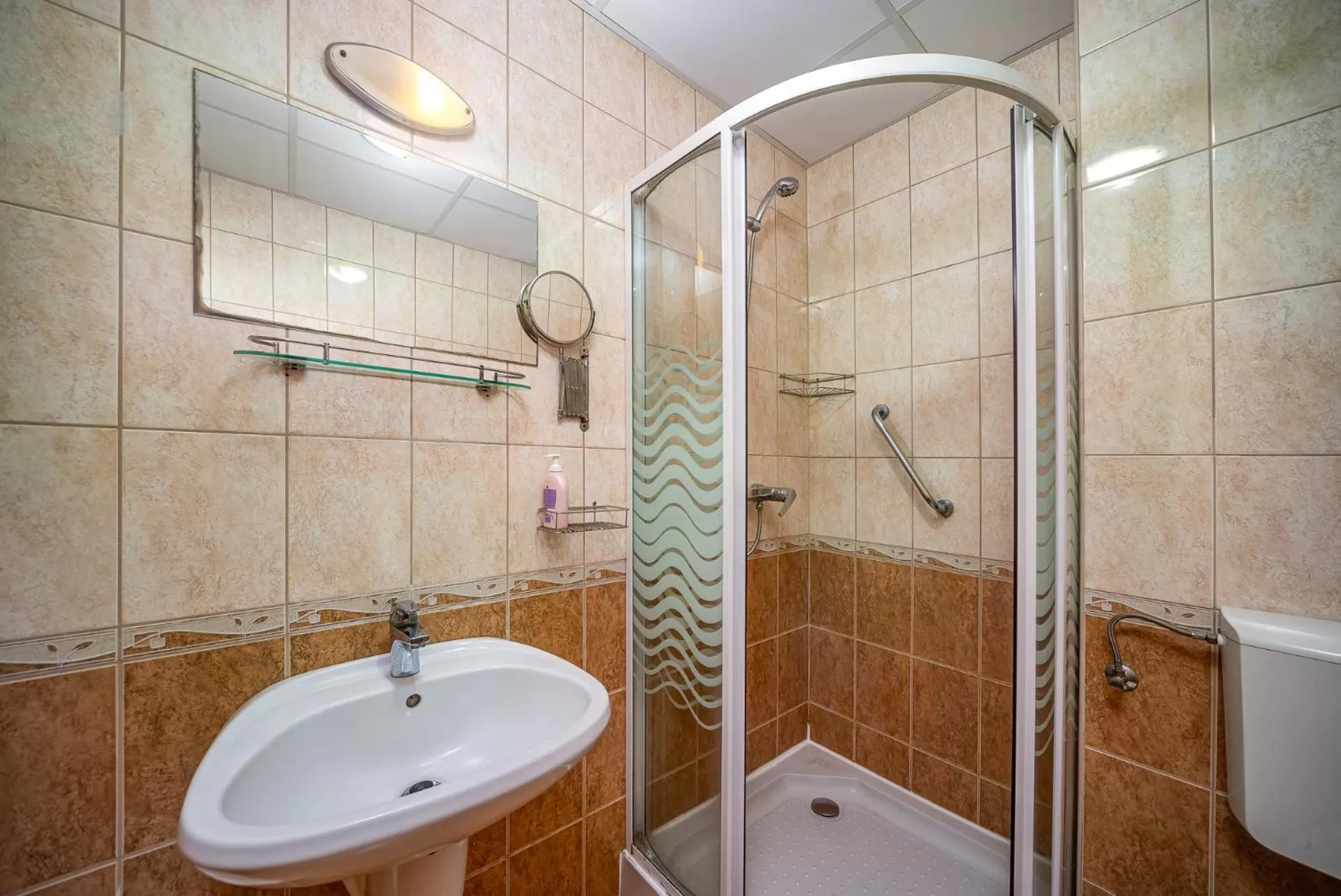 Shower, Bathroom in Nefelejcs Hotel