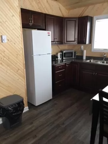 Kitchen/Kitchenette in The Southern Port Hotel & Chalets