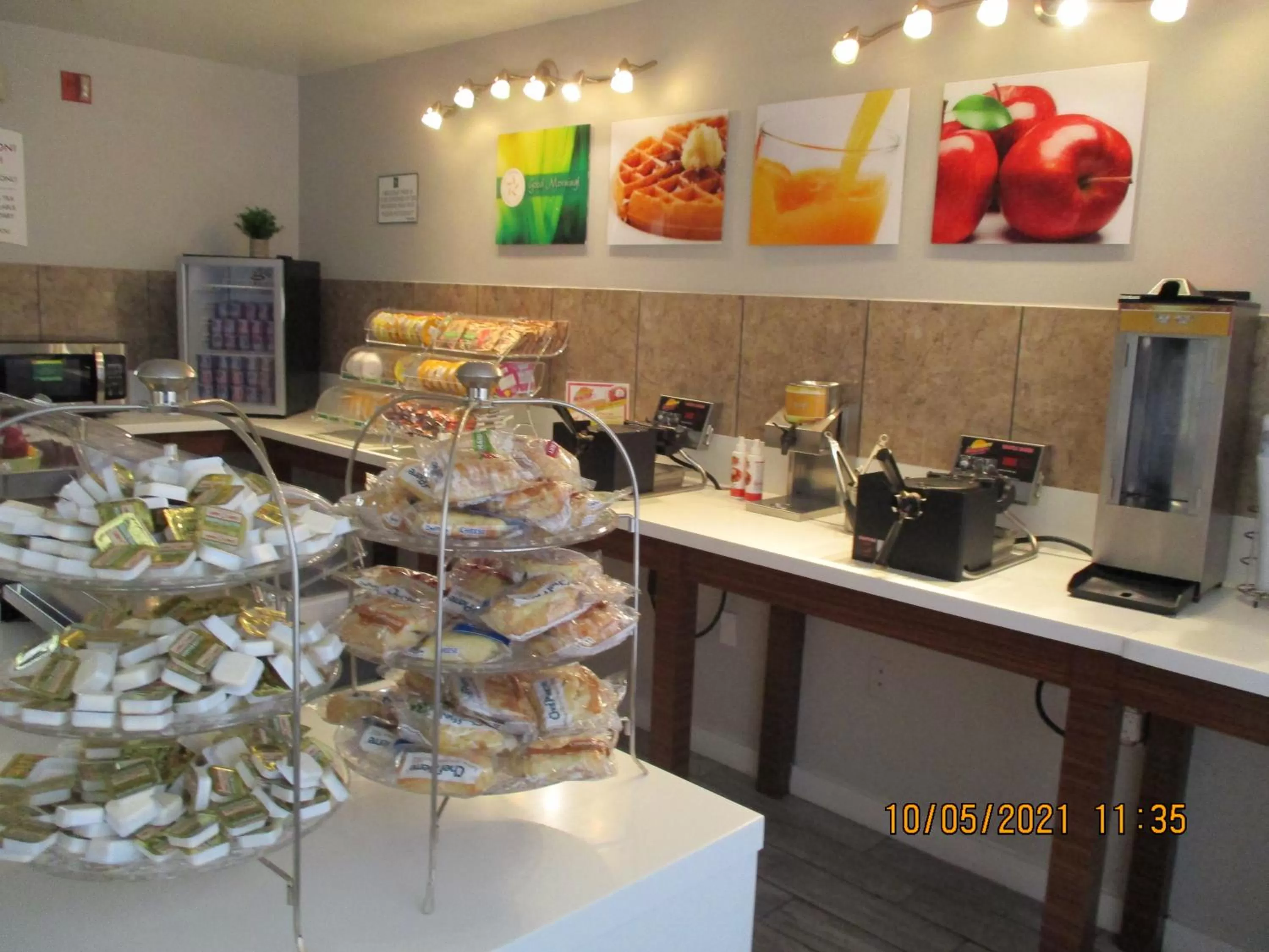 Buffet breakfast in Quality Inn & Suites Kissimmee by The Lake