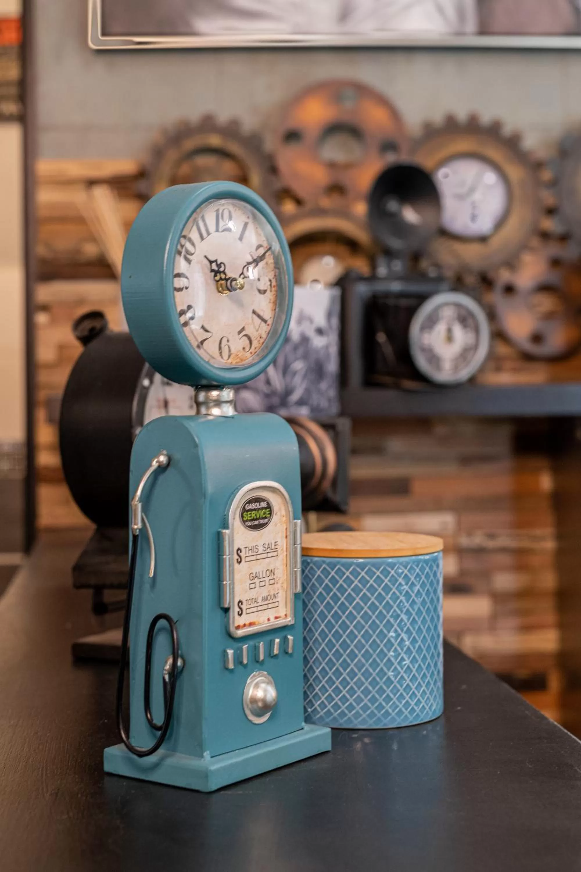 Decorative detail in L'Horloge Gourmande