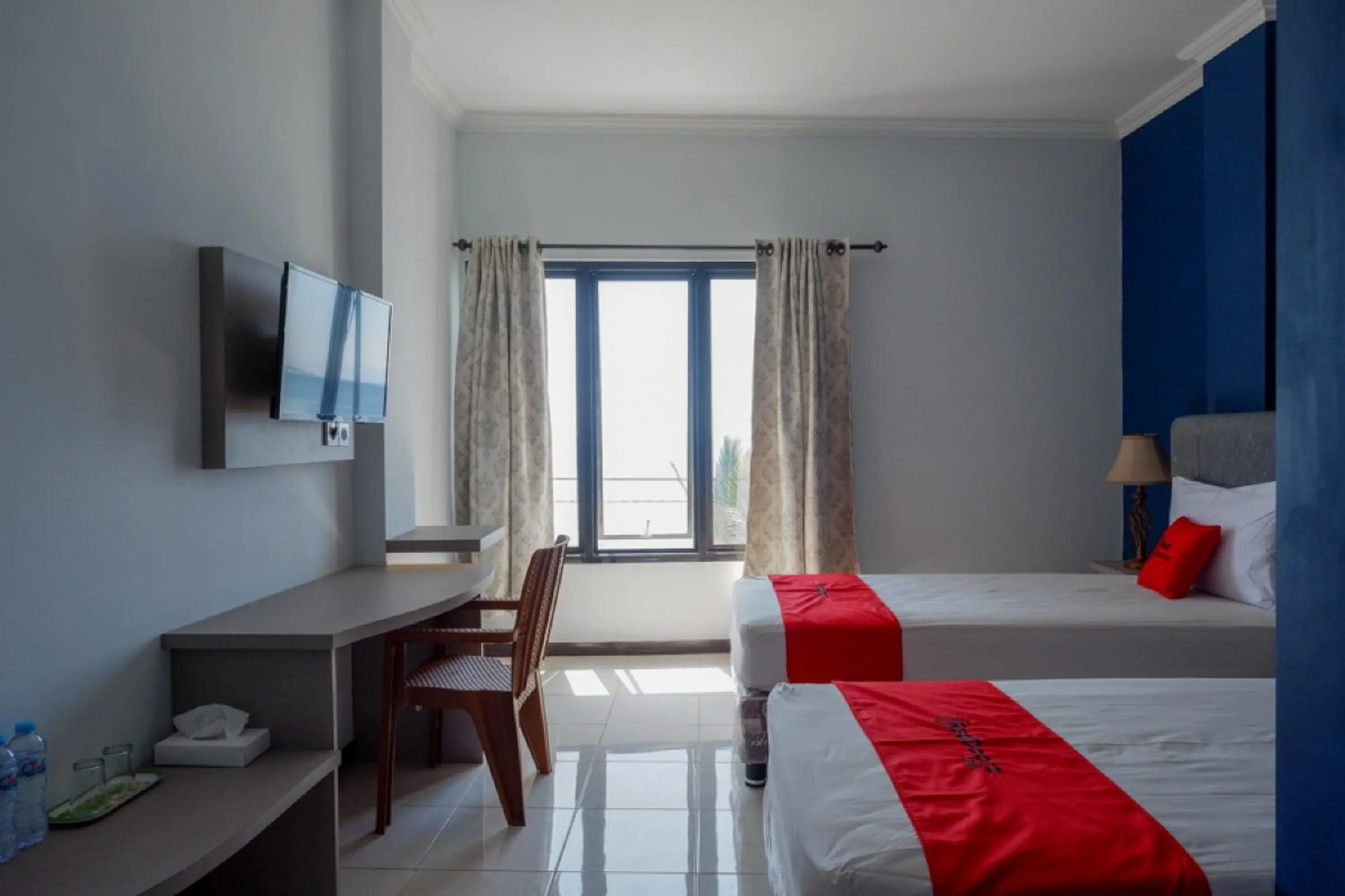 TV and multimedia, Bed in RedDoorz Plus Syariah @ Hotel Boulevard Luwuk