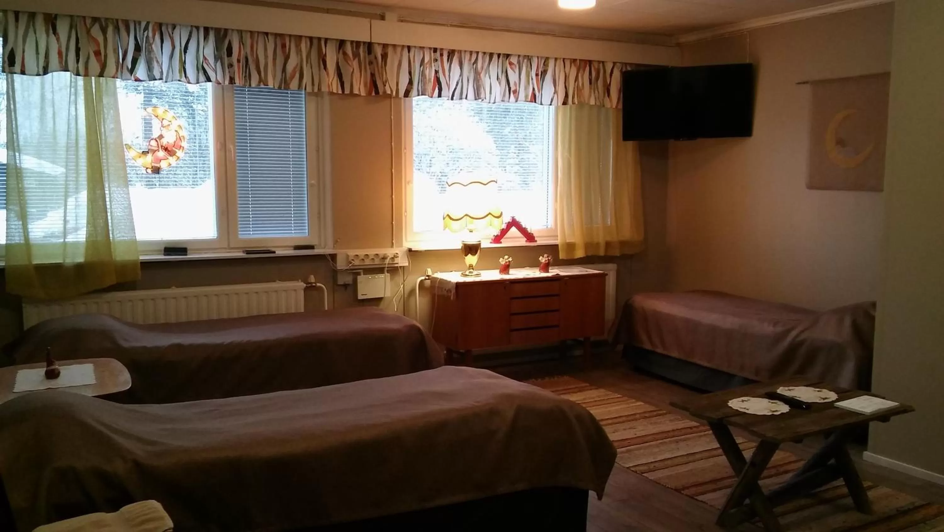 Photo of the whole room, Bed in Matkustajakoti Kuutamo Guesthouse