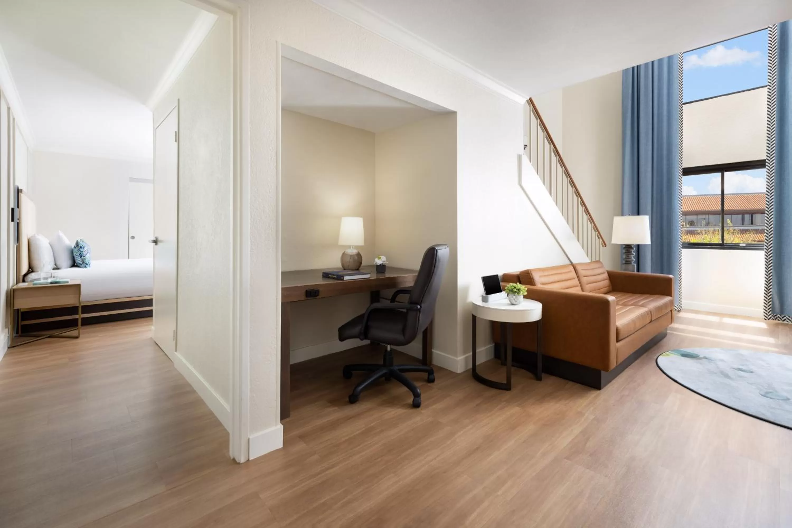 Living room, Bed in The Anza-a Calabasas Hotel