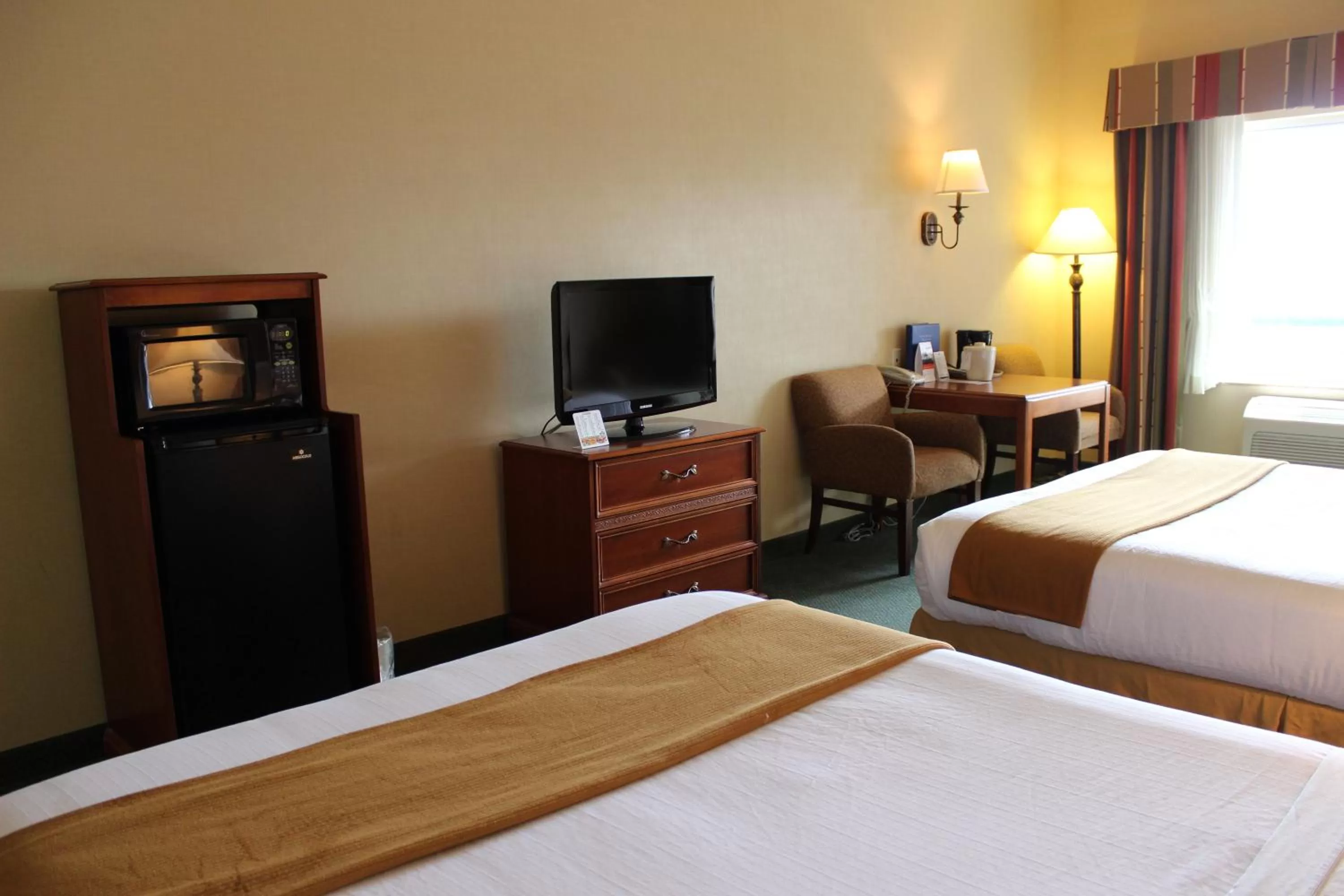 Bed in Holiday Inn Express Tehachapi by IHG